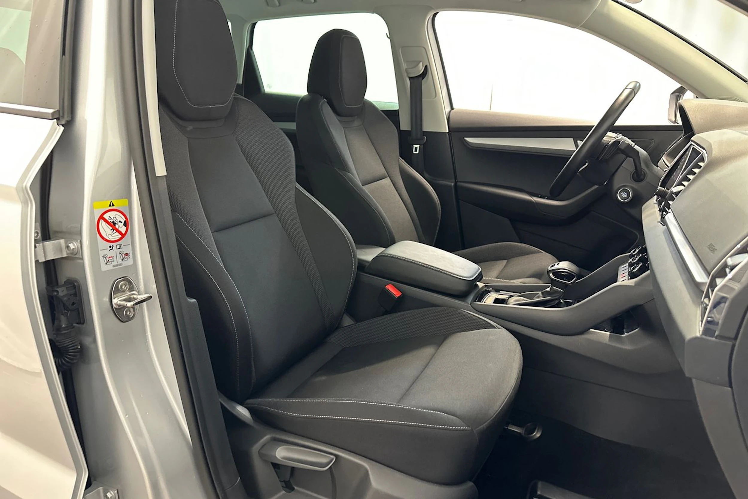 harmaa Skoda Karoq 2023 kuva 11.