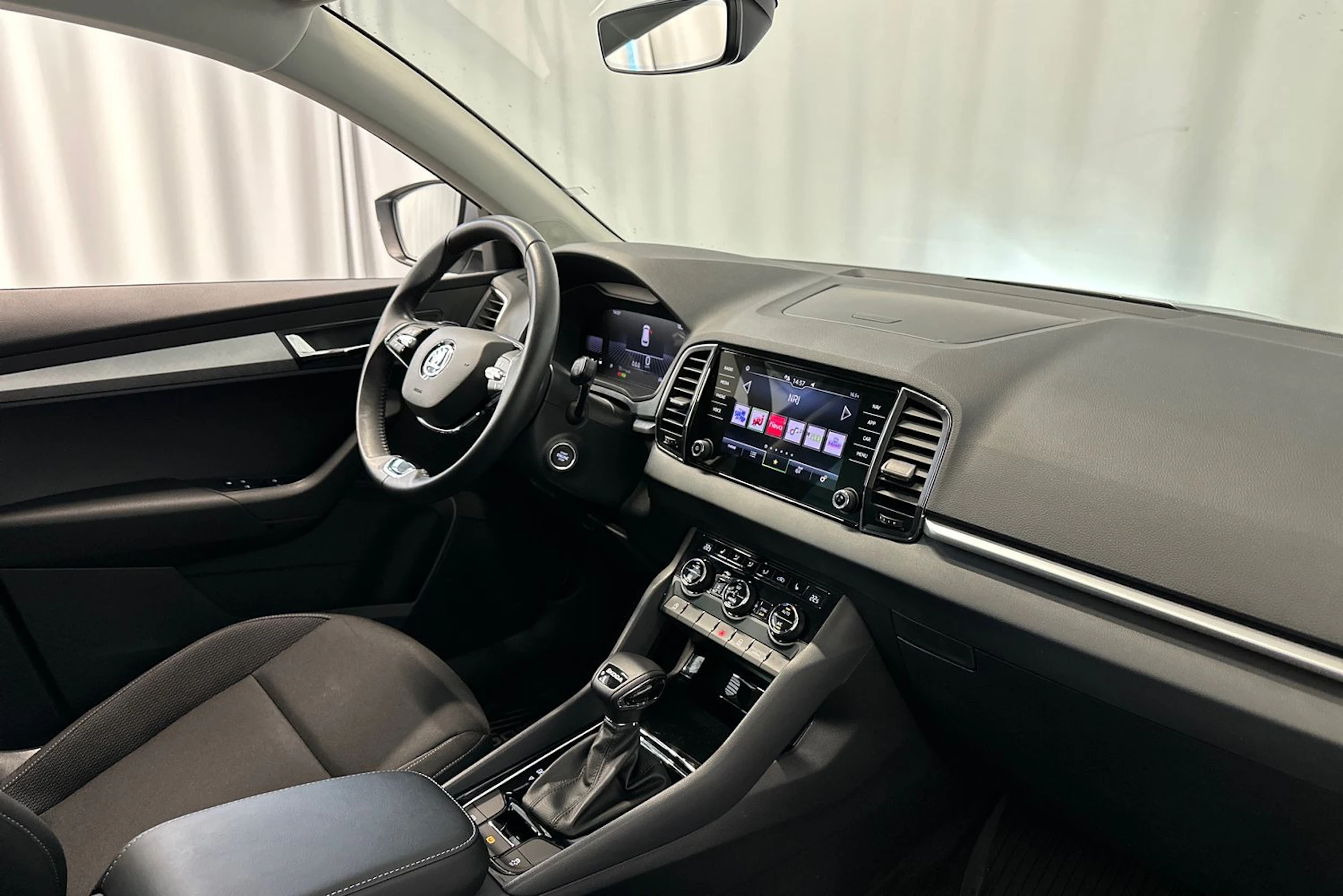 harmaa Skoda Karoq 2023 kuva 12.