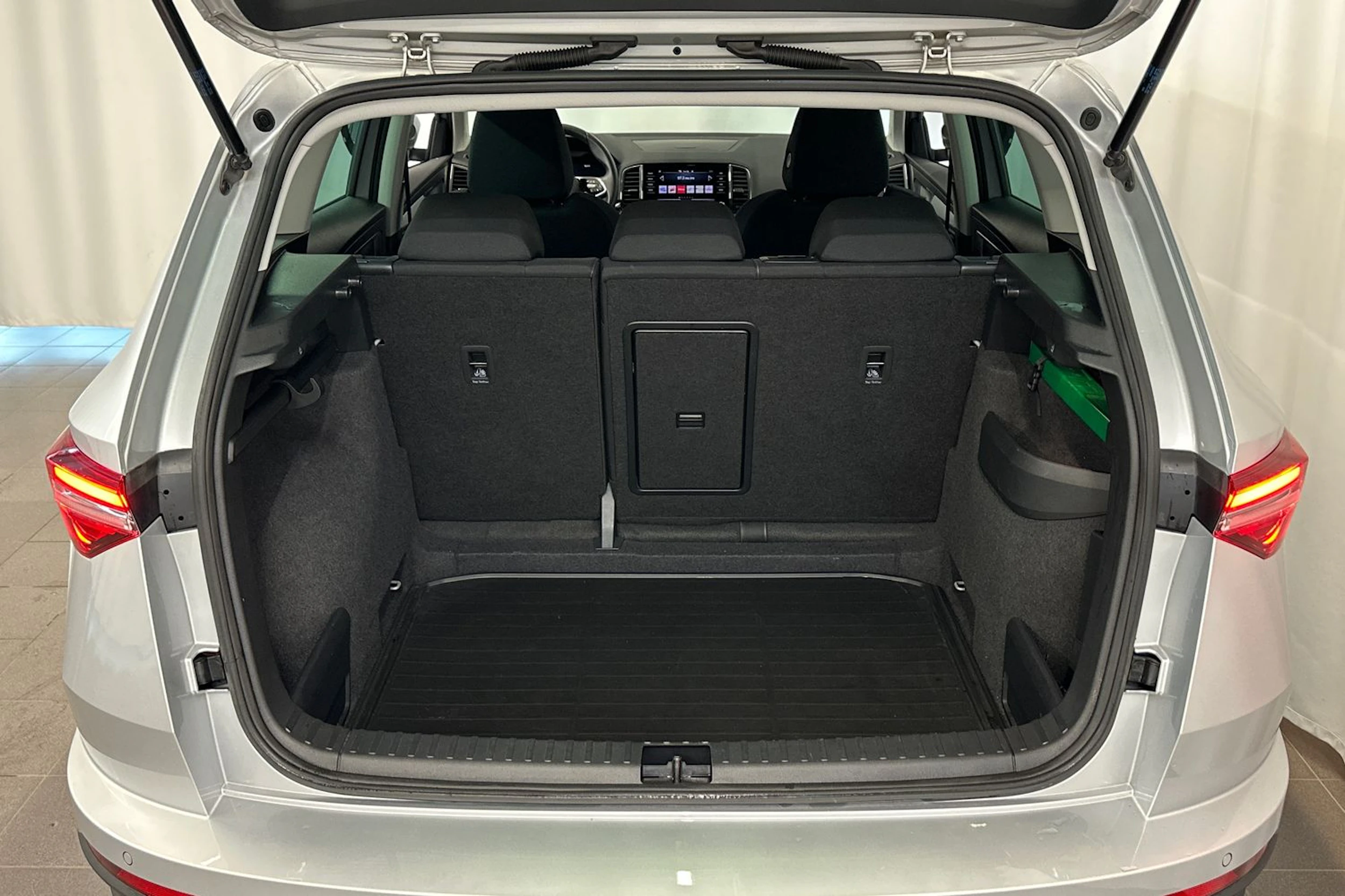harmaa Skoda Karoq 2023 kuva 13.
