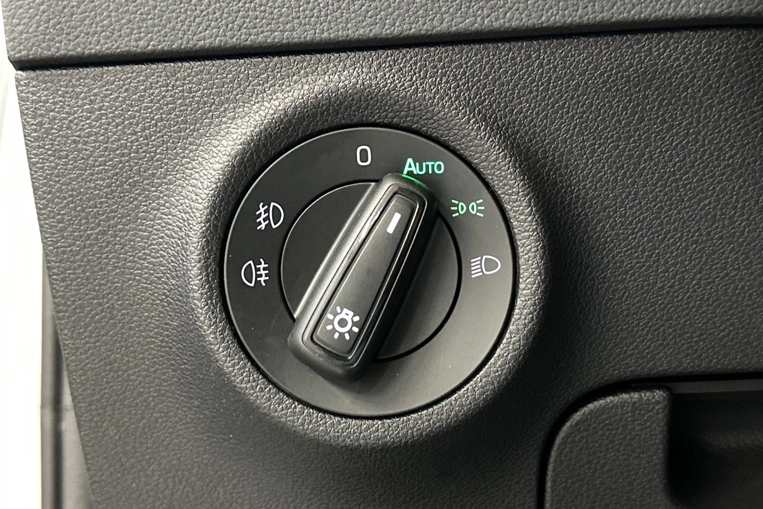 harmaa Skoda Karoq 2023 kuva 15.