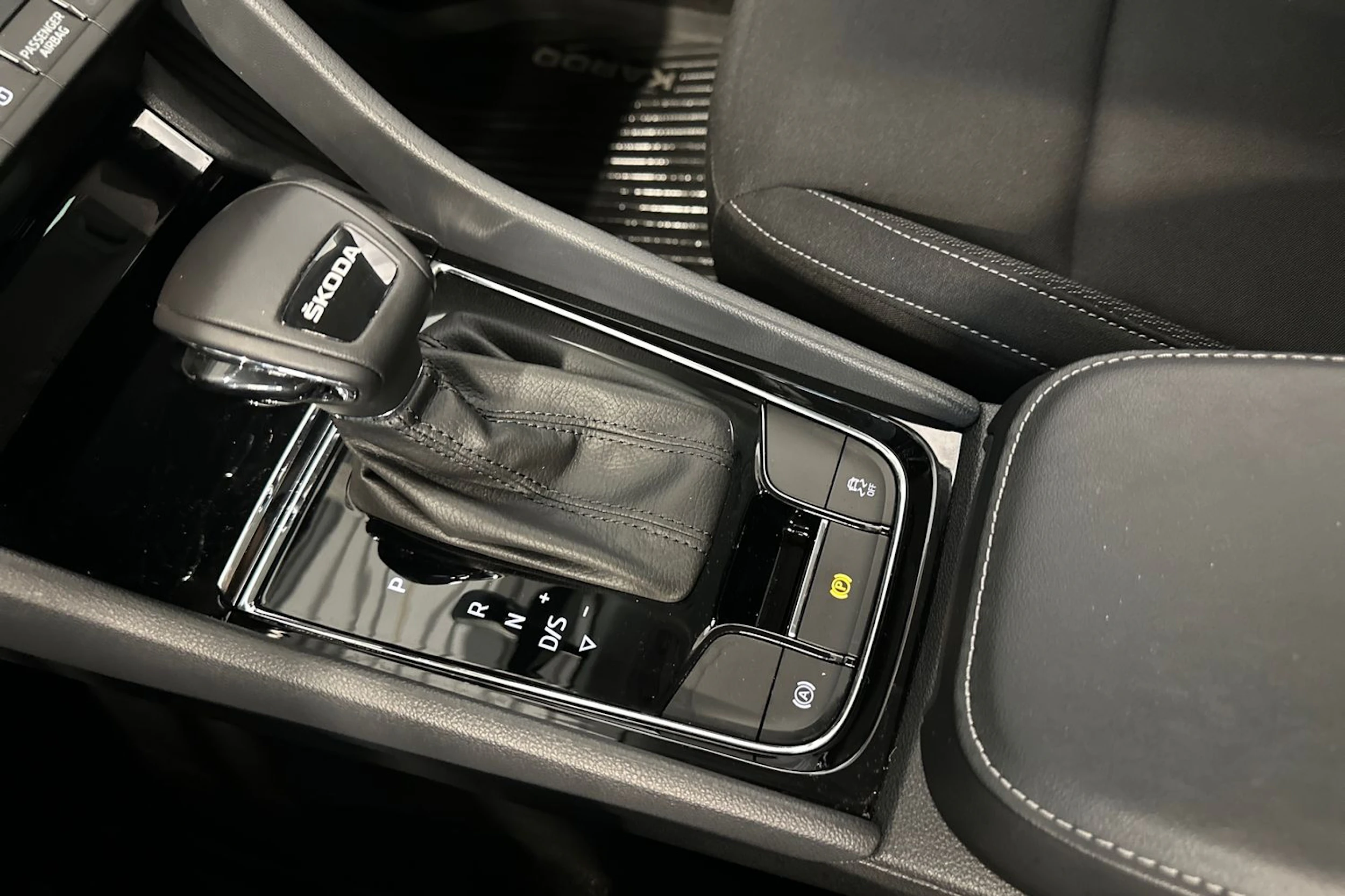 harmaa Skoda Karoq 2023 kuva 20.