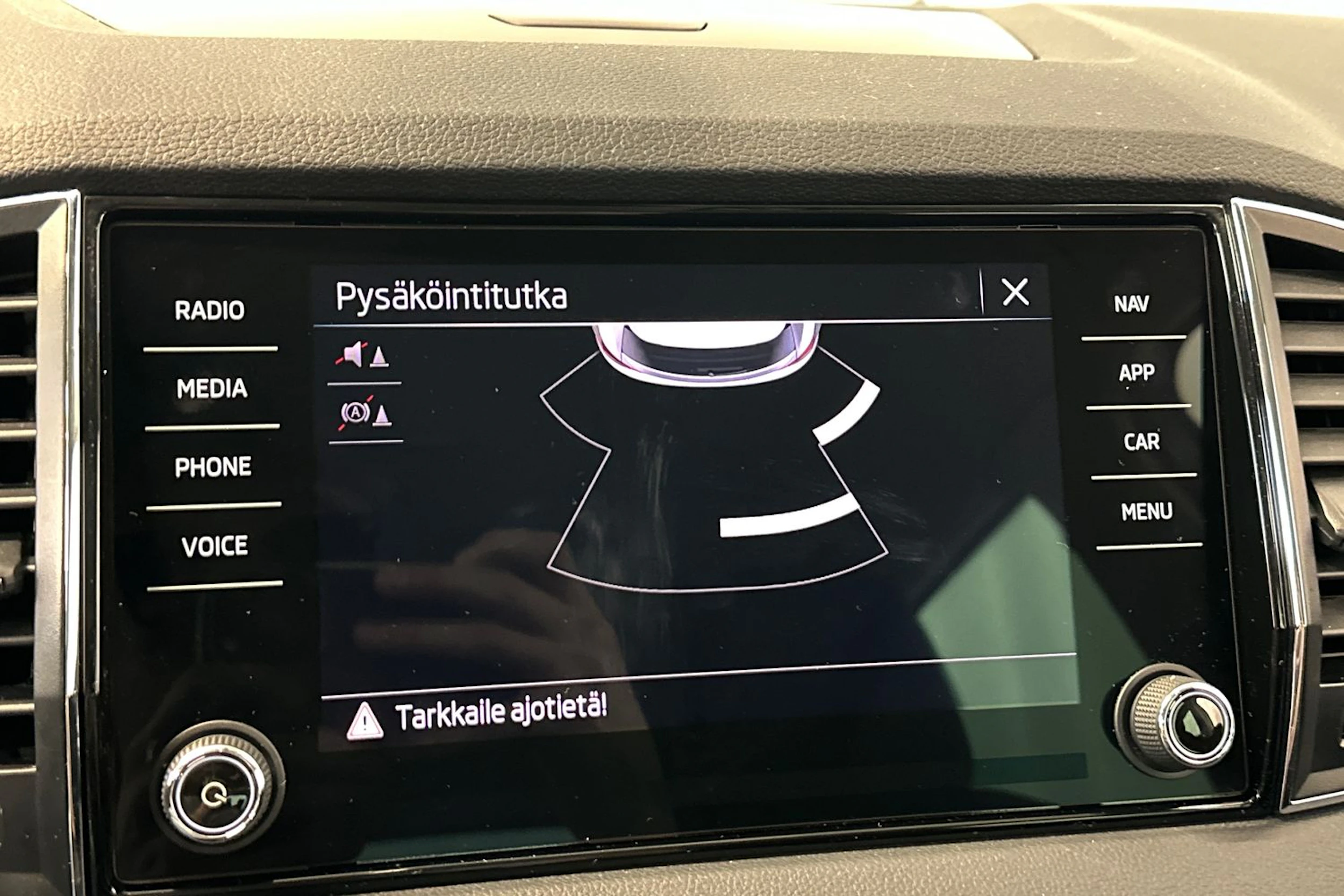 harmaa Skoda Karoq 2023 kuva 25.