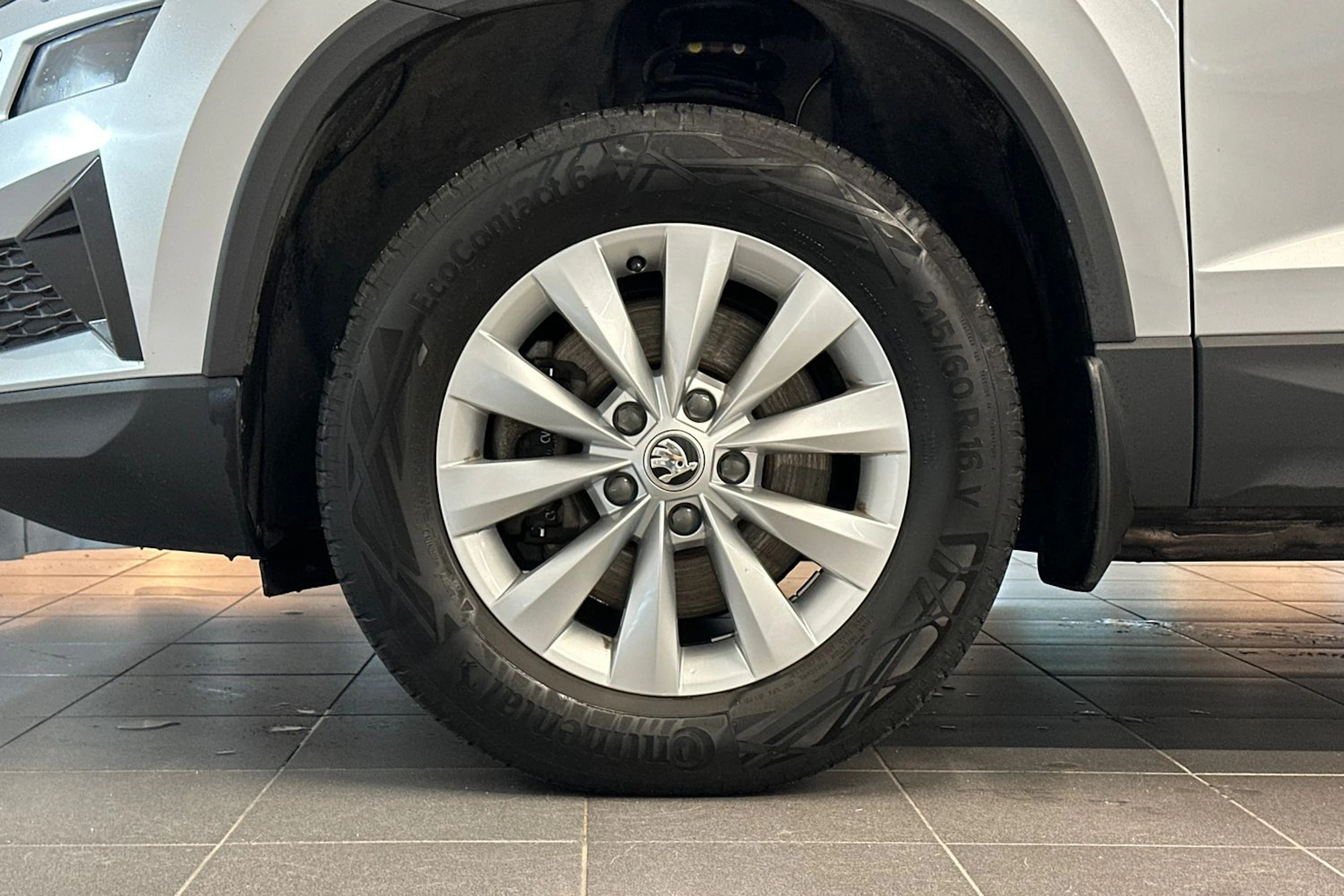 harmaa Skoda Karoq 2023 kuva 26.