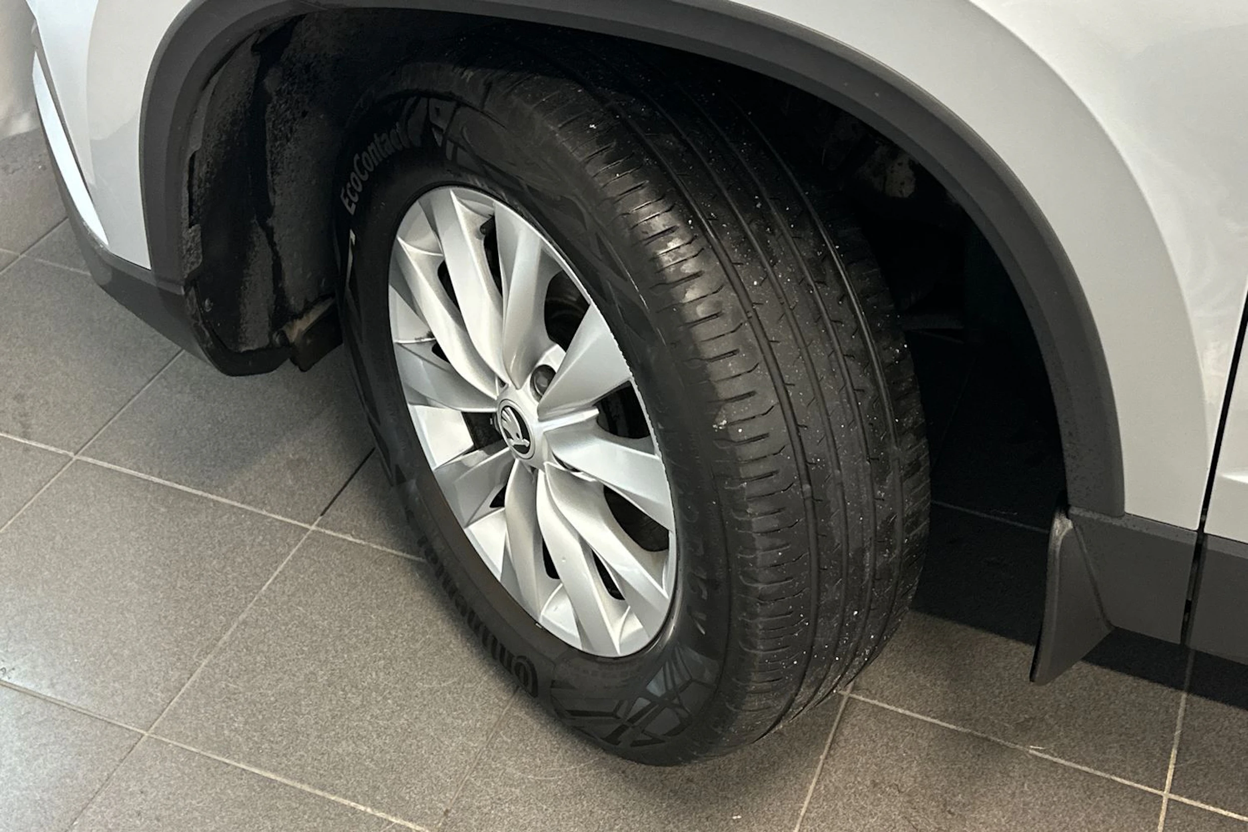 harmaa Skoda Karoq 2023 kuva 27.