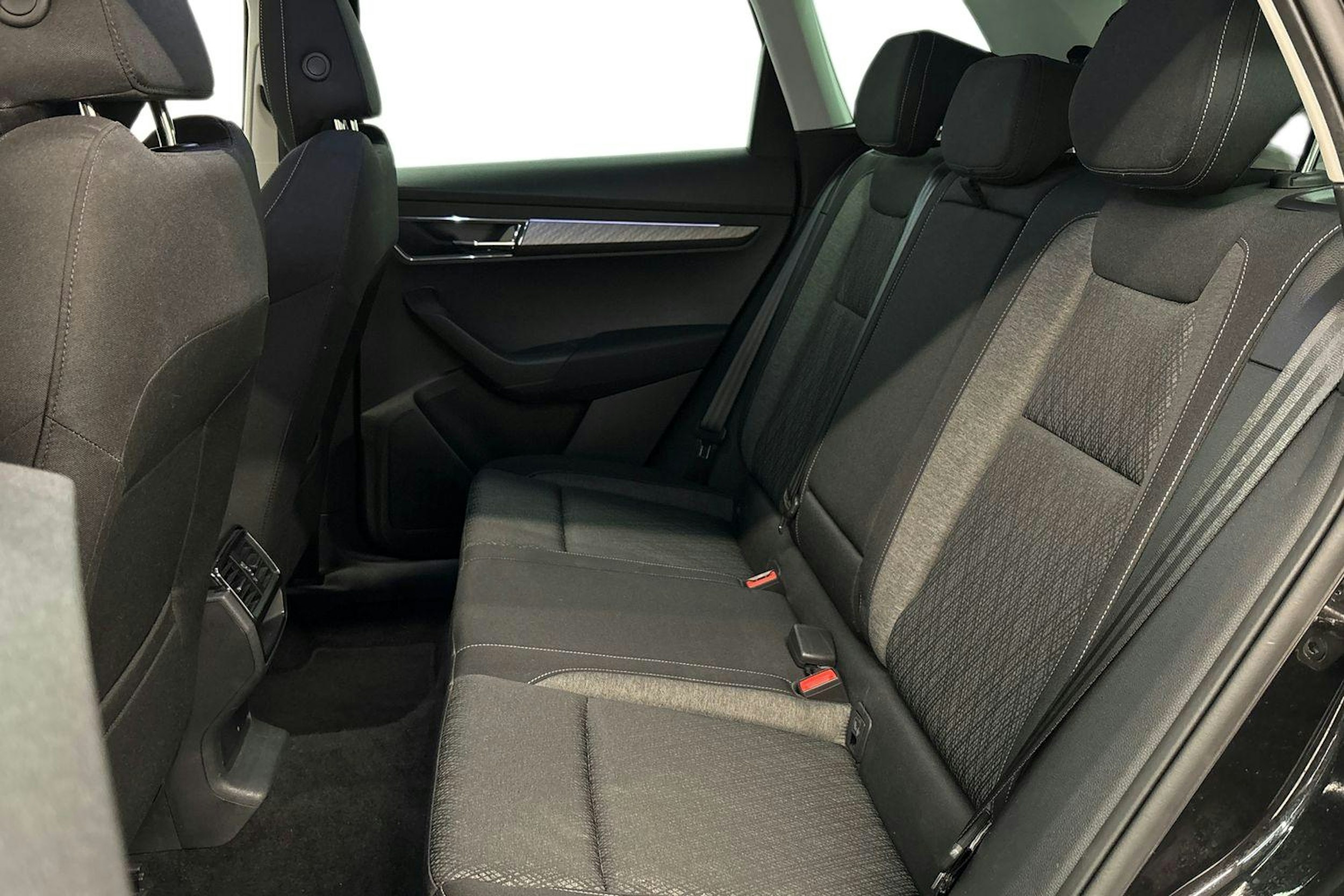 musta Skoda Karoq 2023 kuva 10.