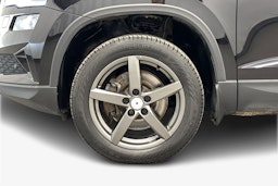 musta Skoda Karoq 2023 kuva 11.