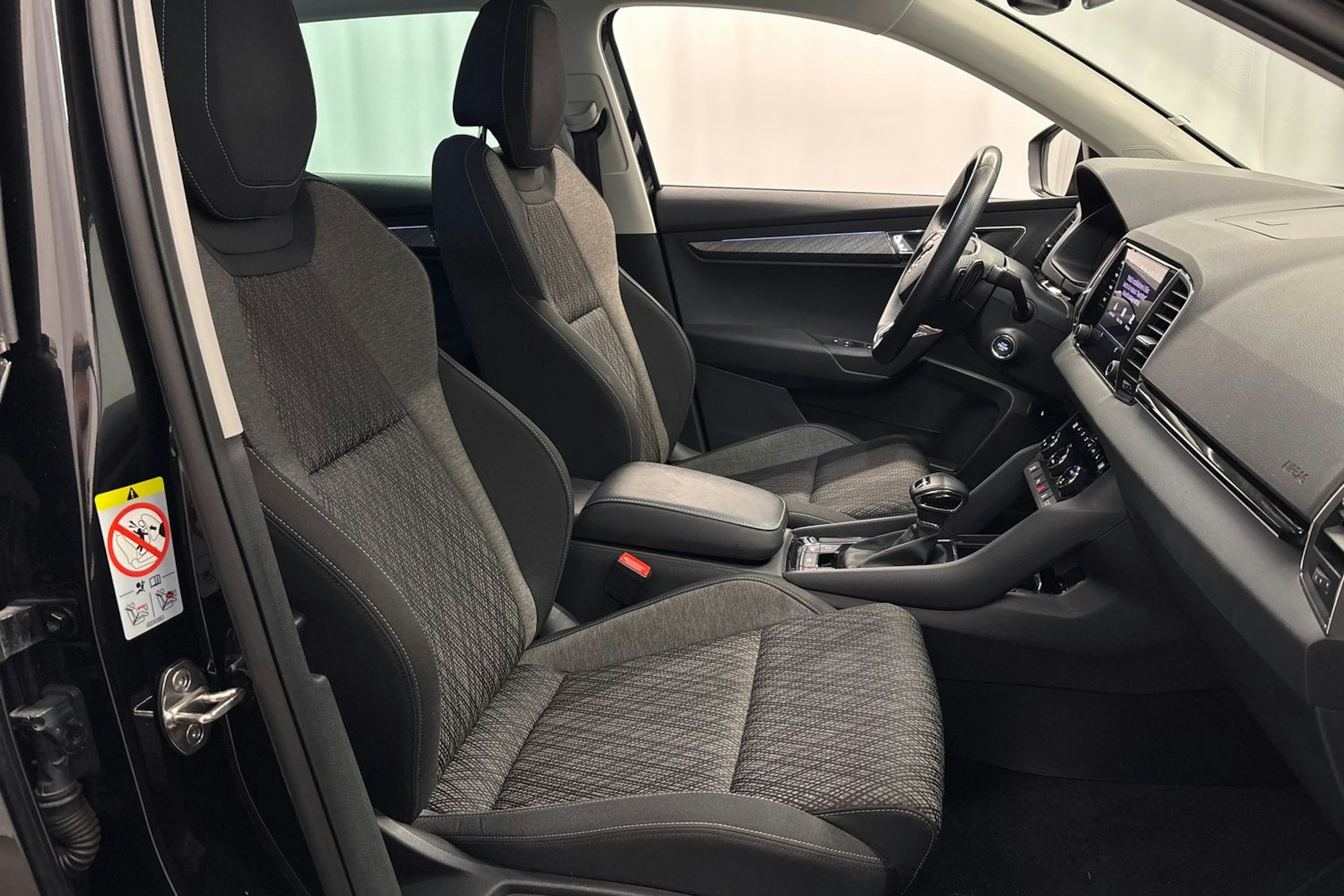 musta Skoda Karoq 2023 kuva 15.