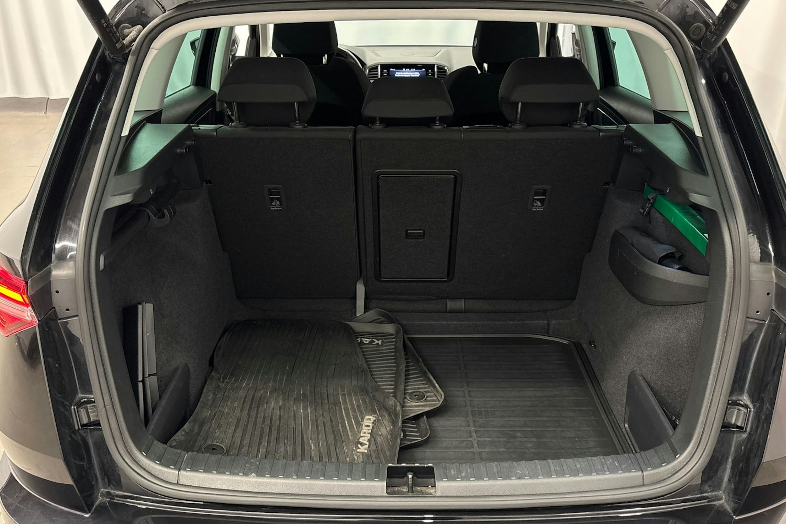 musta Skoda Karoq 2023 kuva 17.