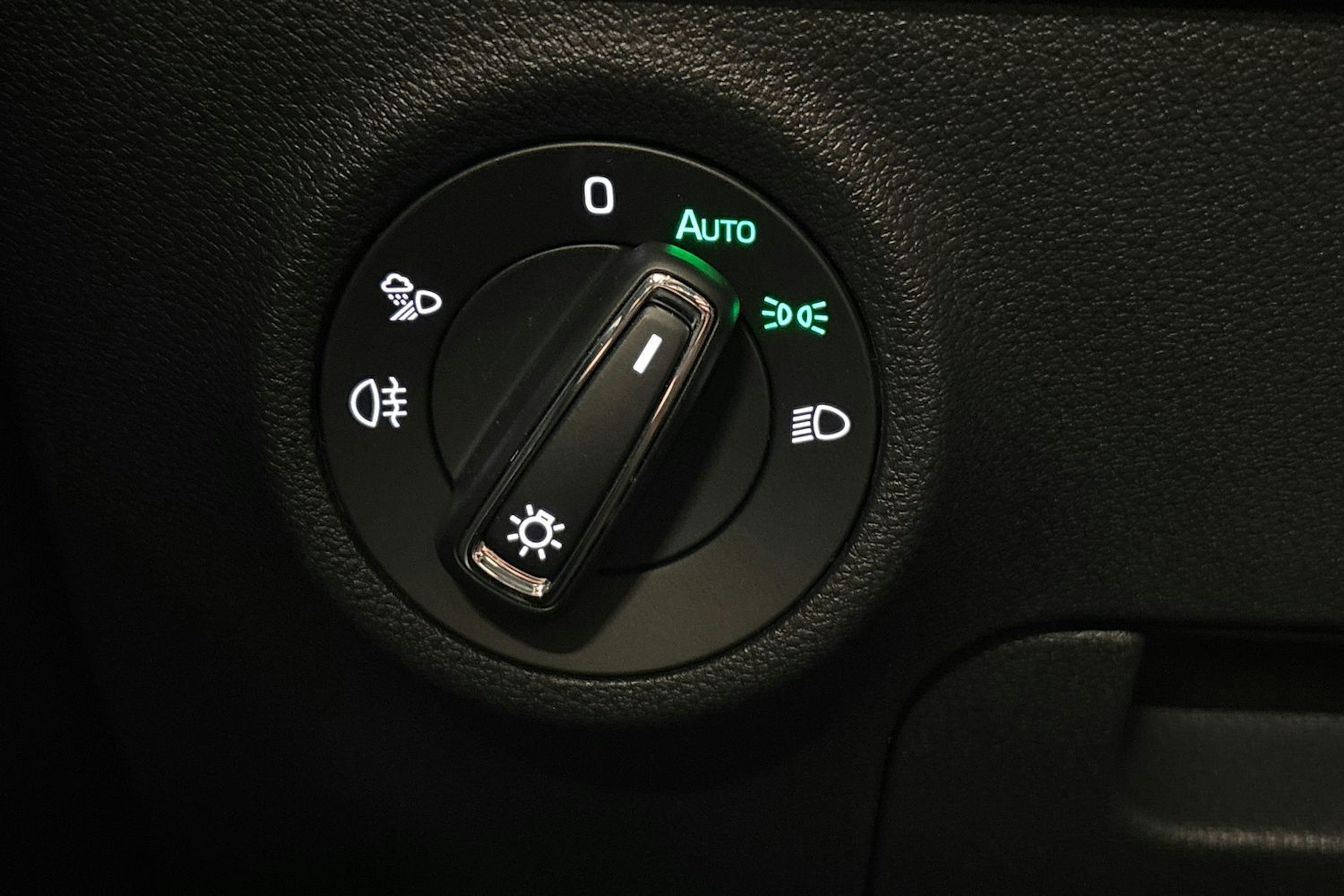 musta Skoda Karoq 2023 kuva 19.