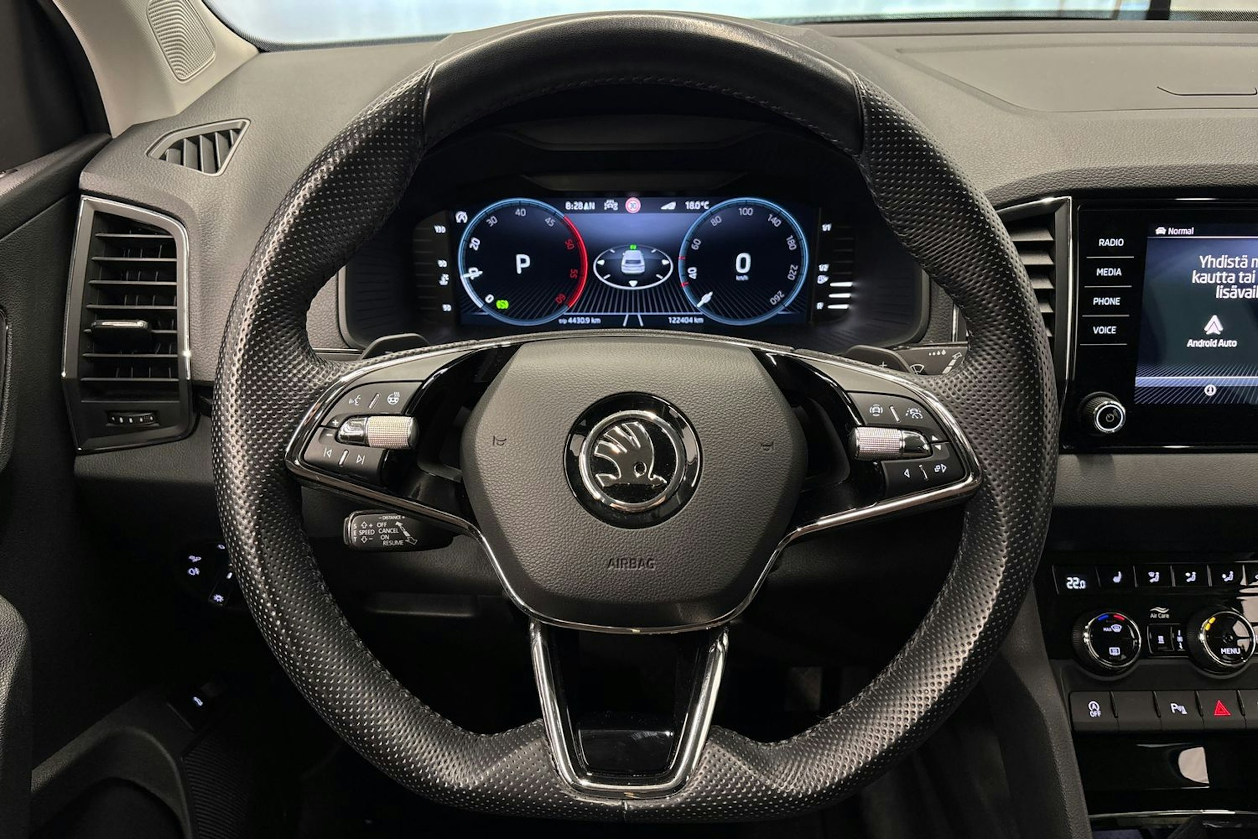 musta Skoda Karoq 2023 kuva 21.