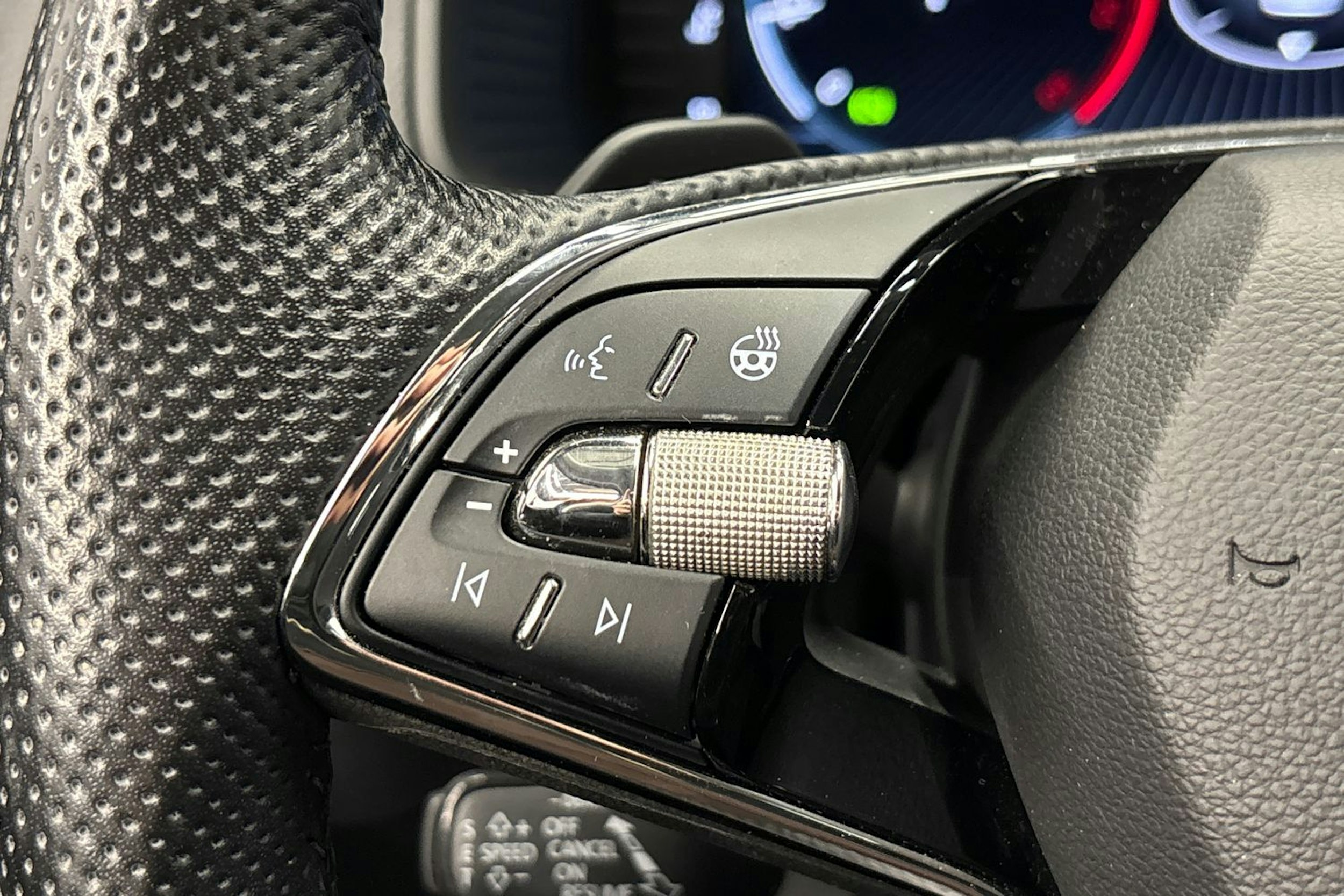 musta Skoda Karoq 2023 kuva 22.