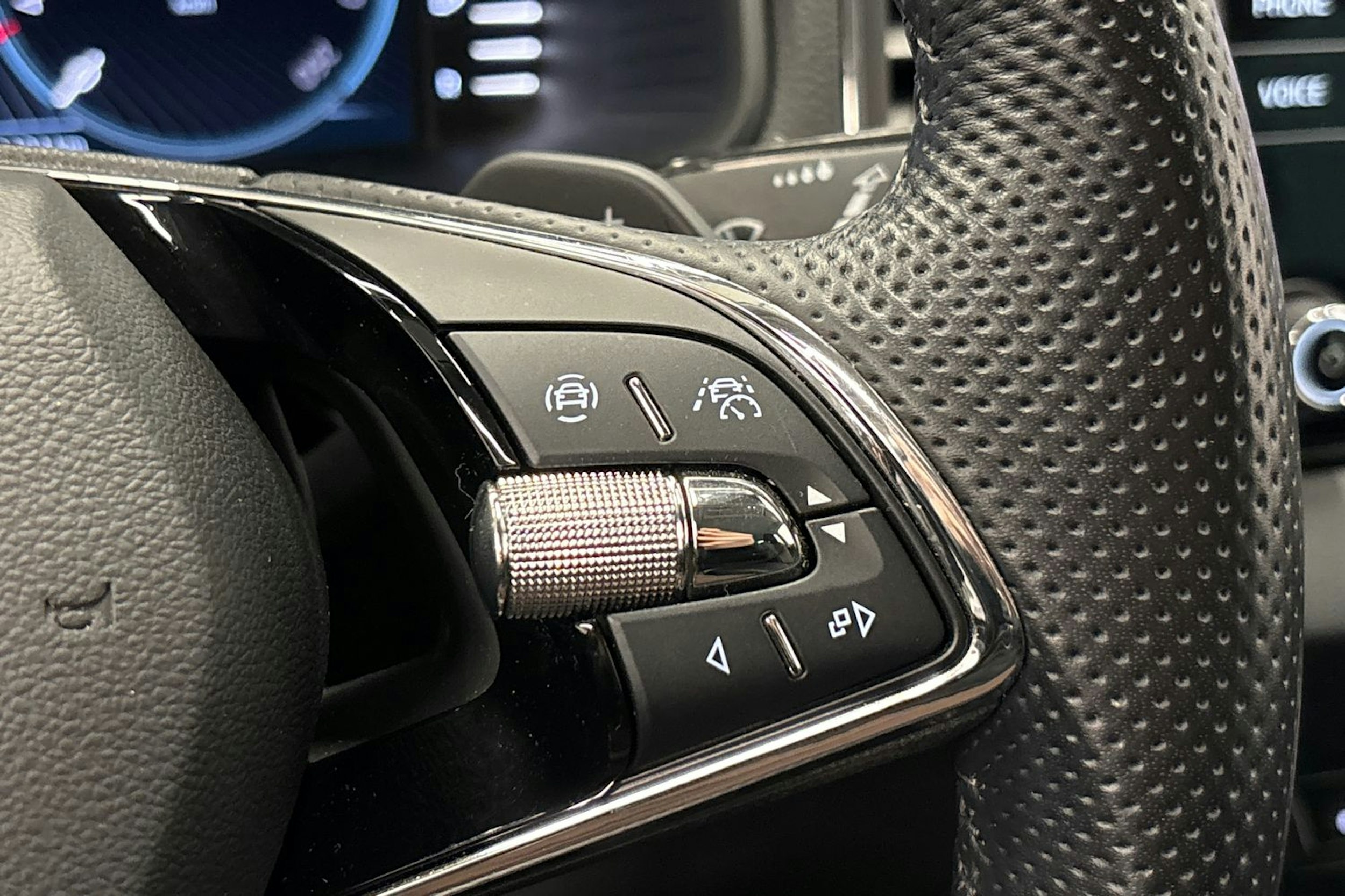 musta Skoda Karoq 2023 kuva 23.