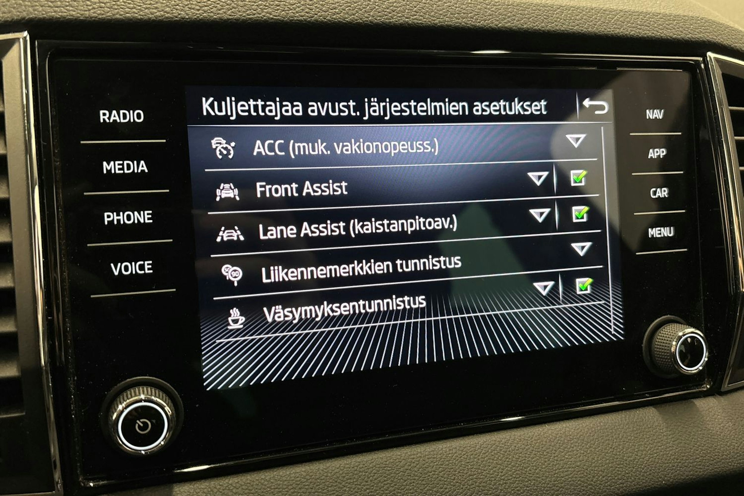 musta Skoda Karoq 2023 kuva 27.