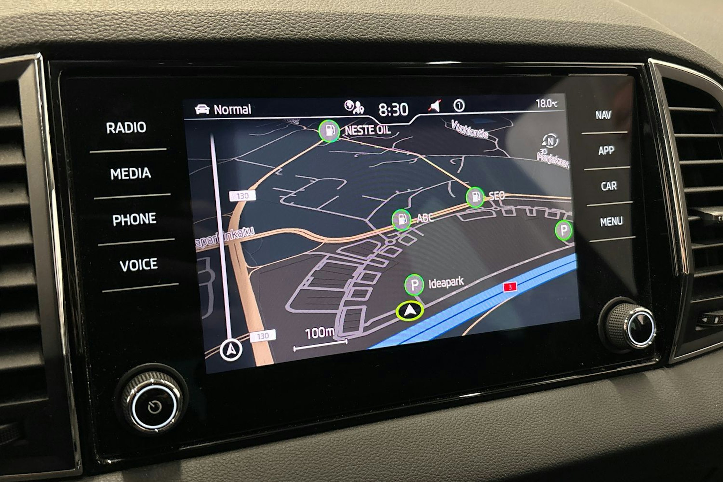 musta Skoda Karoq 2023 kuva 28.