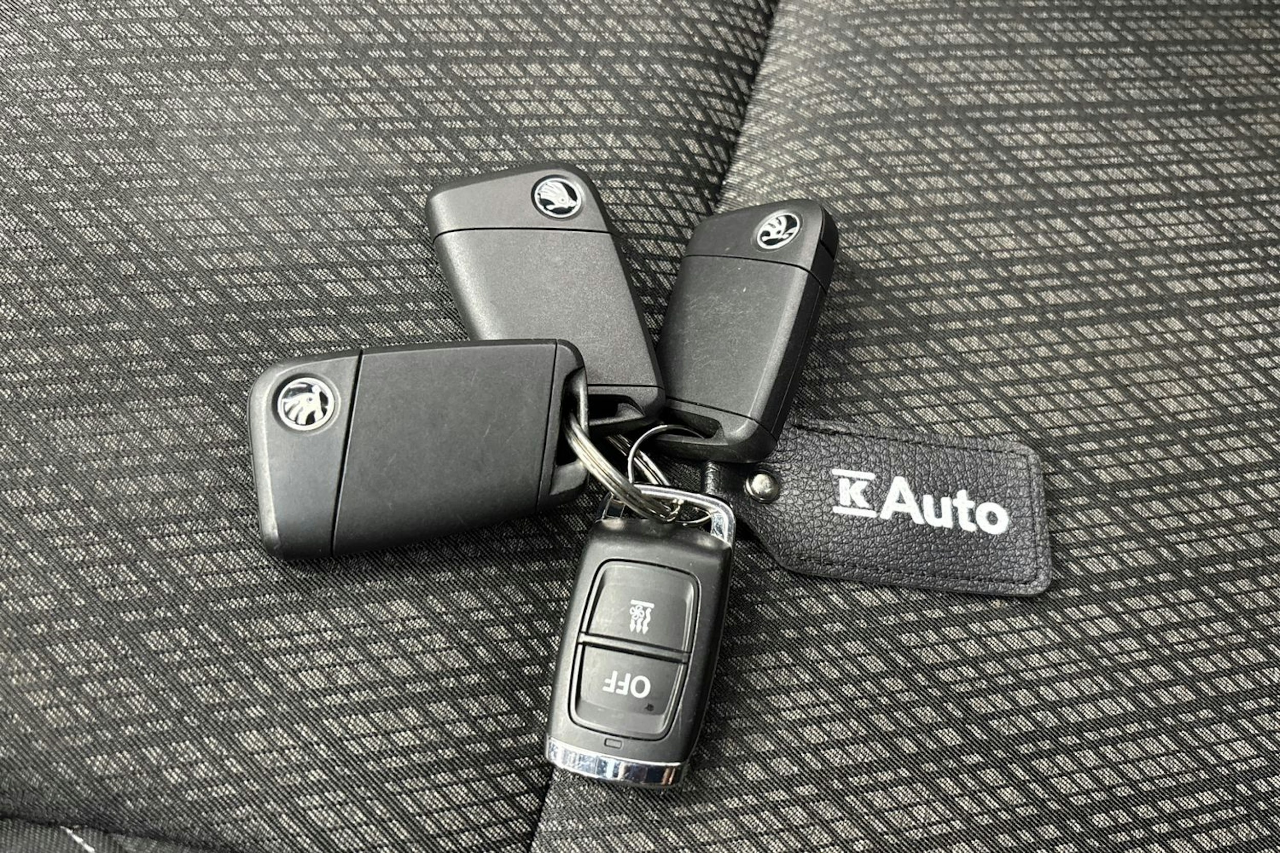 musta Skoda Karoq 2023 kuva 29.