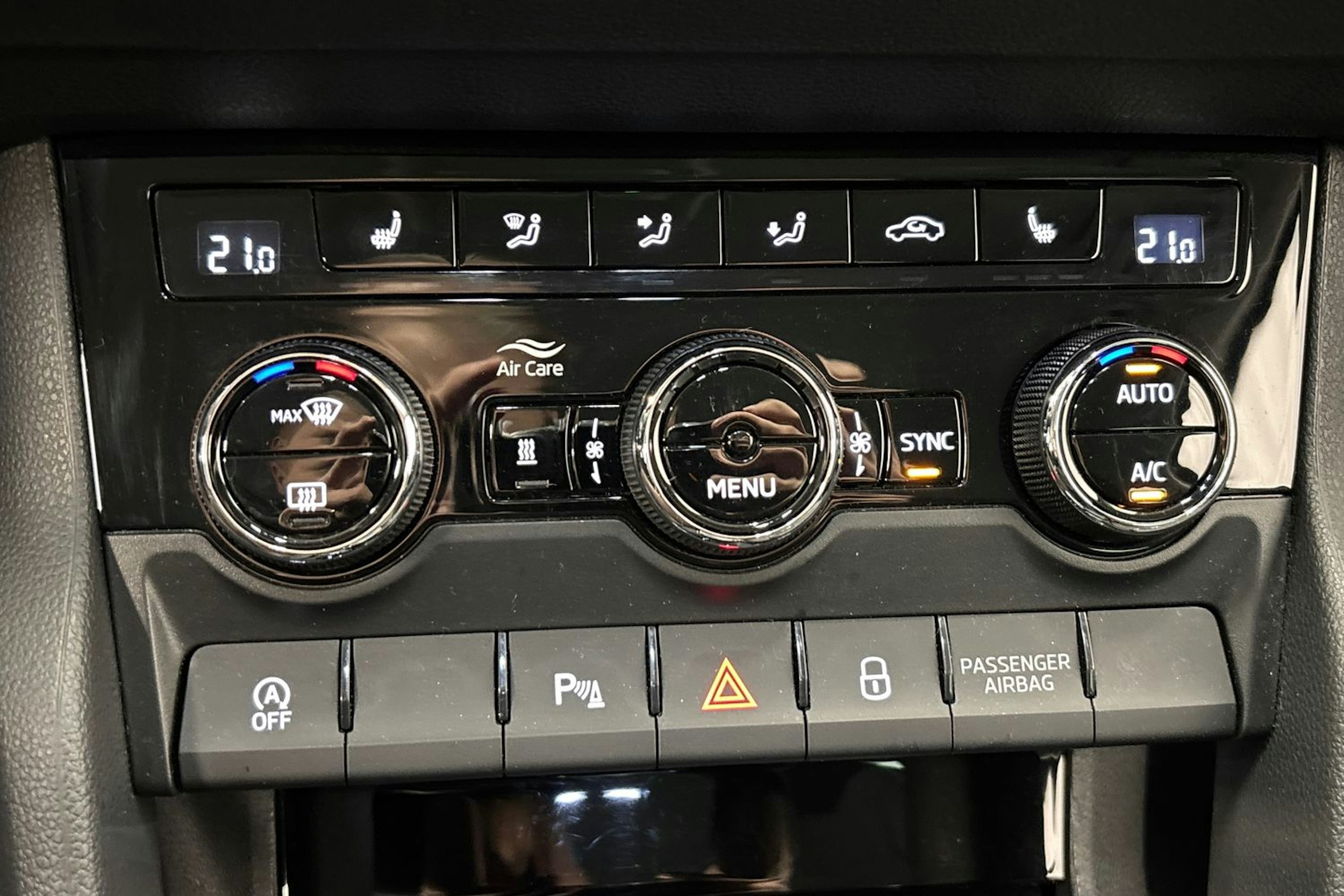 musta Skoda Karoq 2023 kuva 30.