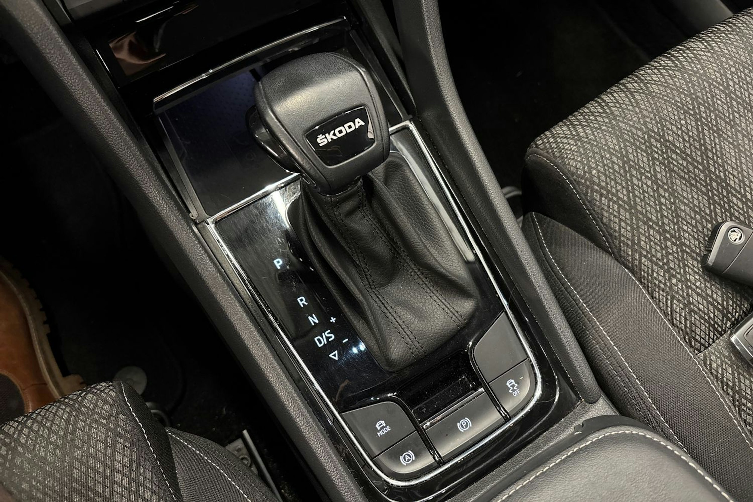 musta Skoda Karoq 2023 kuva 31.