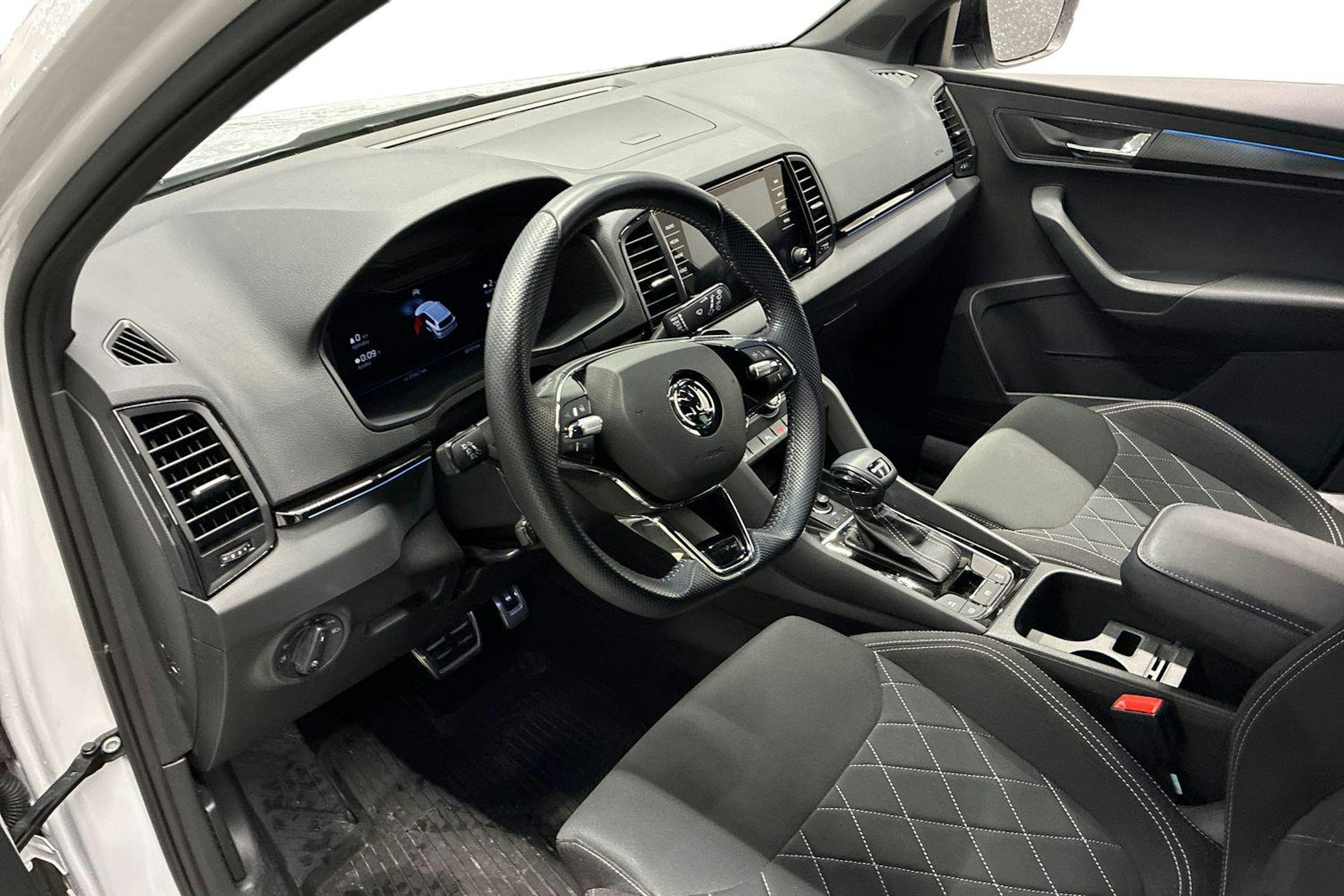 valkoinen Skoda Karoq 2023 kuva 3.