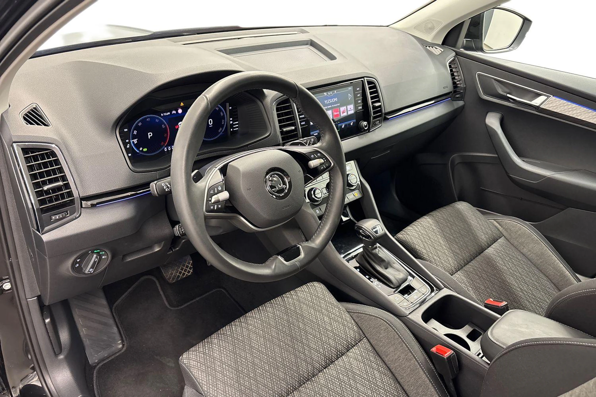 musta Skoda Karoq 2025 kuva 6.