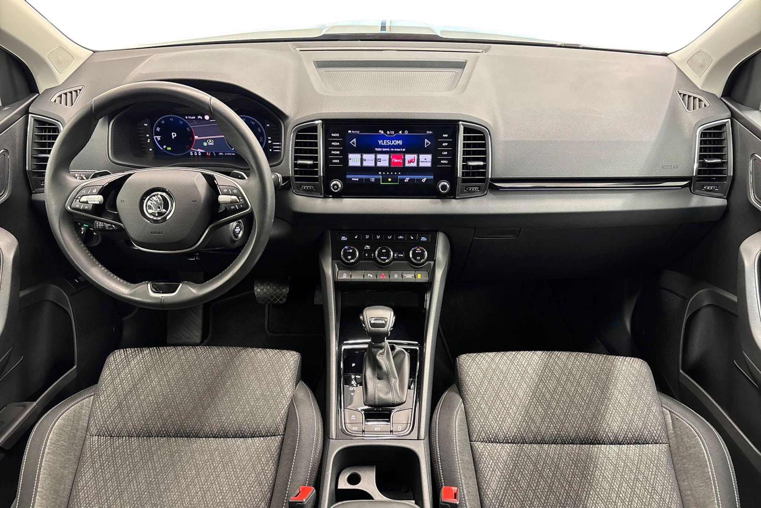 musta Skoda Karoq 2025 kuva 7.