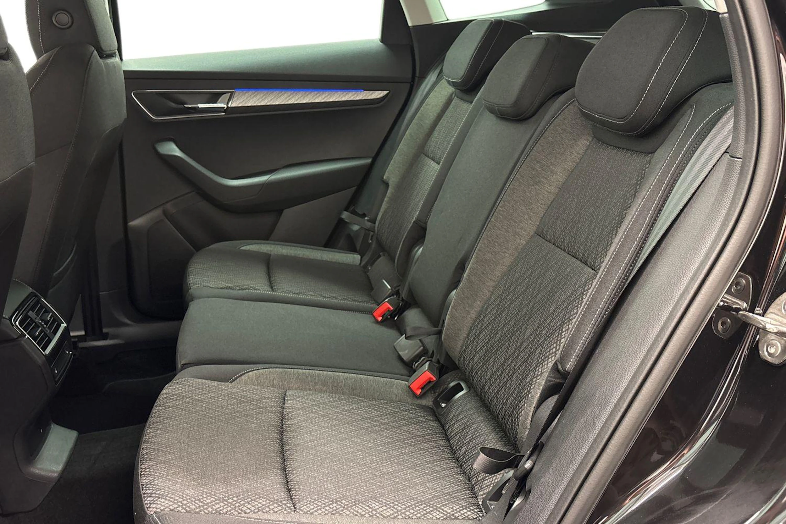 musta Skoda Karoq 2025 kuva 8.