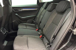 musta Skoda Karoq 2025 kuva 8.