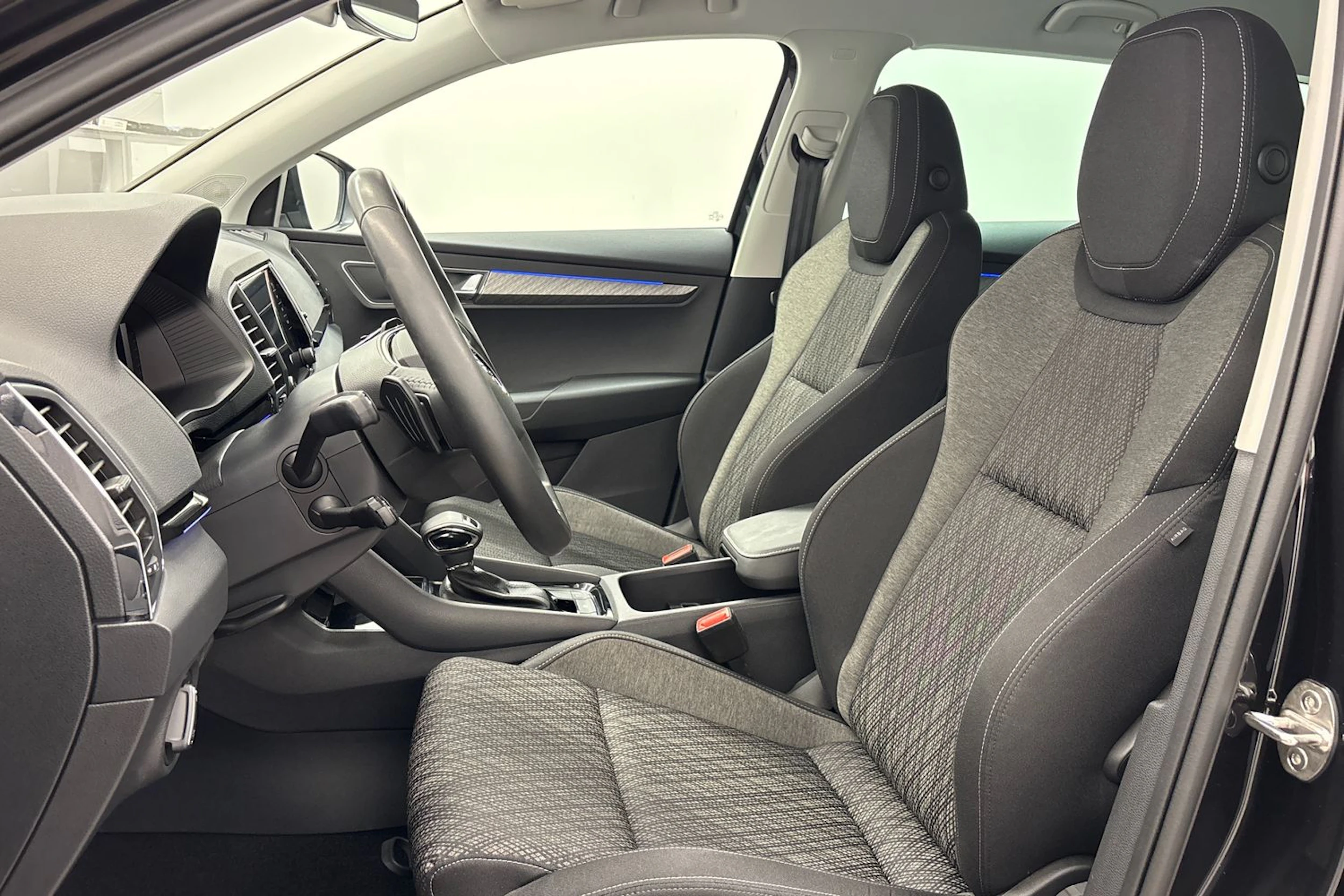 musta Skoda Karoq 2025 kuva 11.