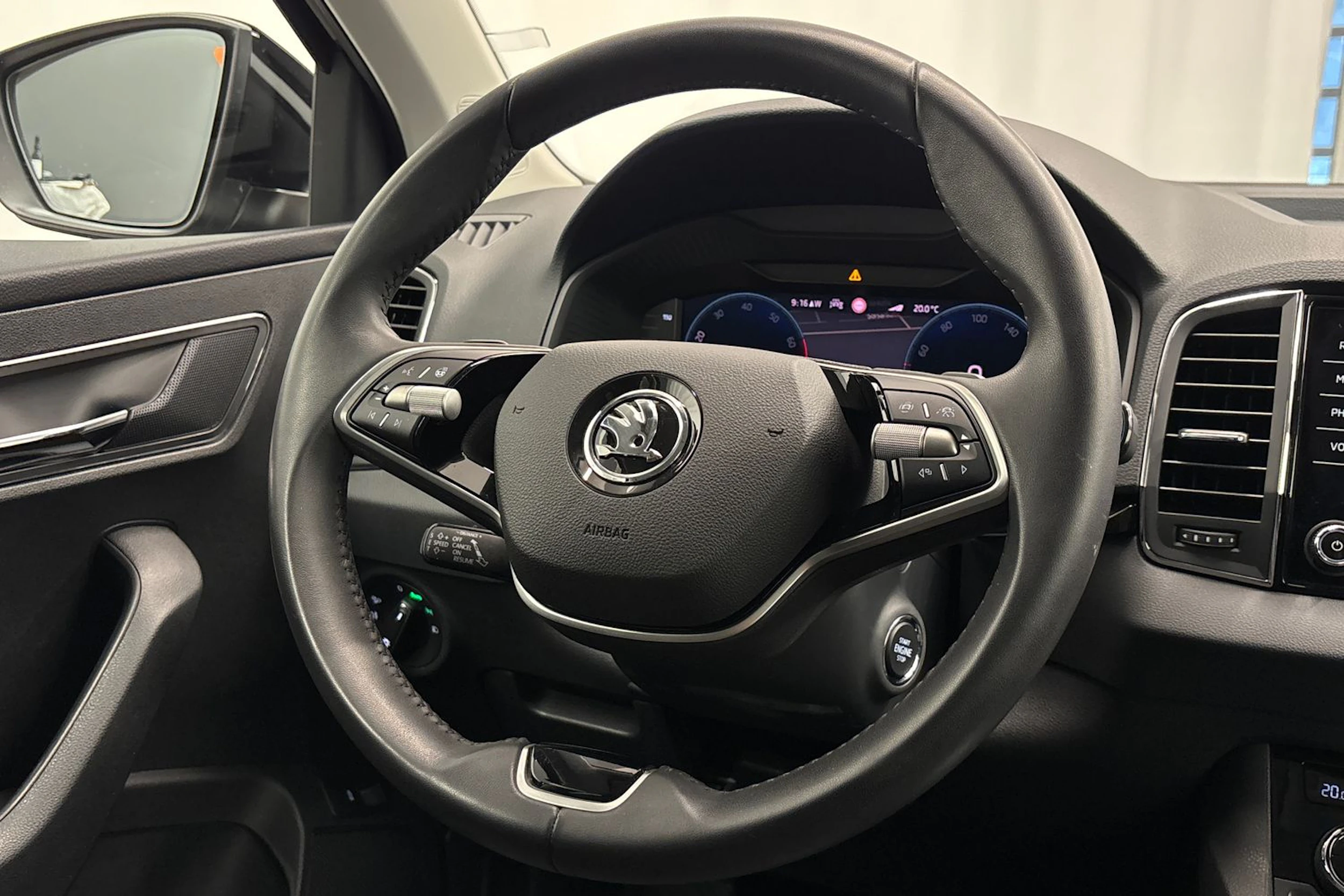 musta Skoda Karoq 2025 kuva 12.