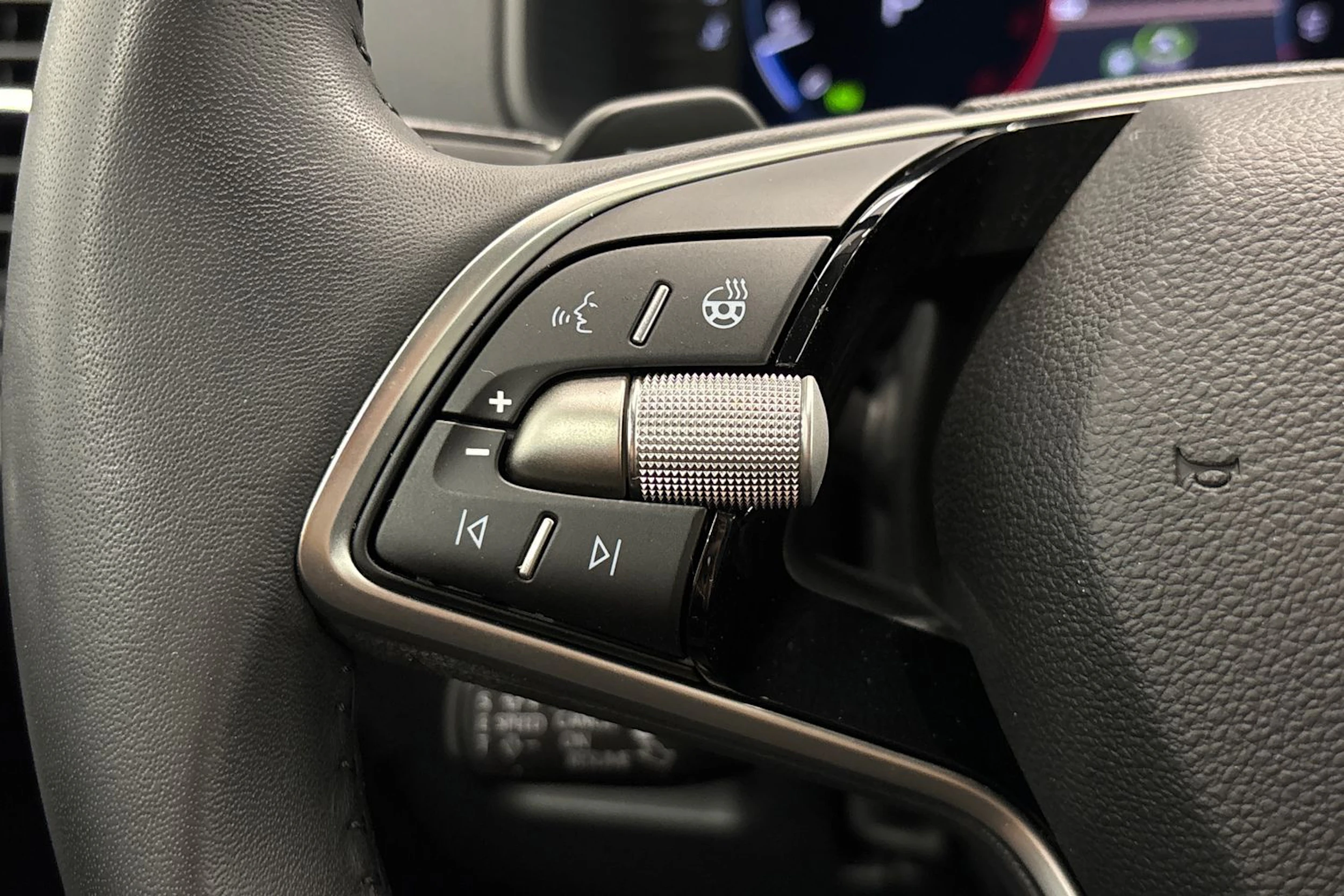 musta Skoda Karoq 2025 kuva 13.
