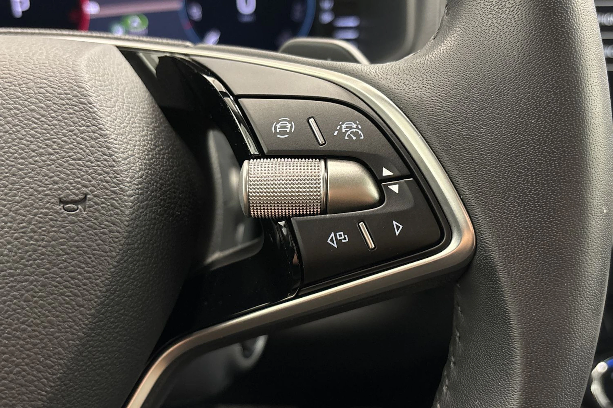 musta Skoda Karoq 2025 kuva 14.