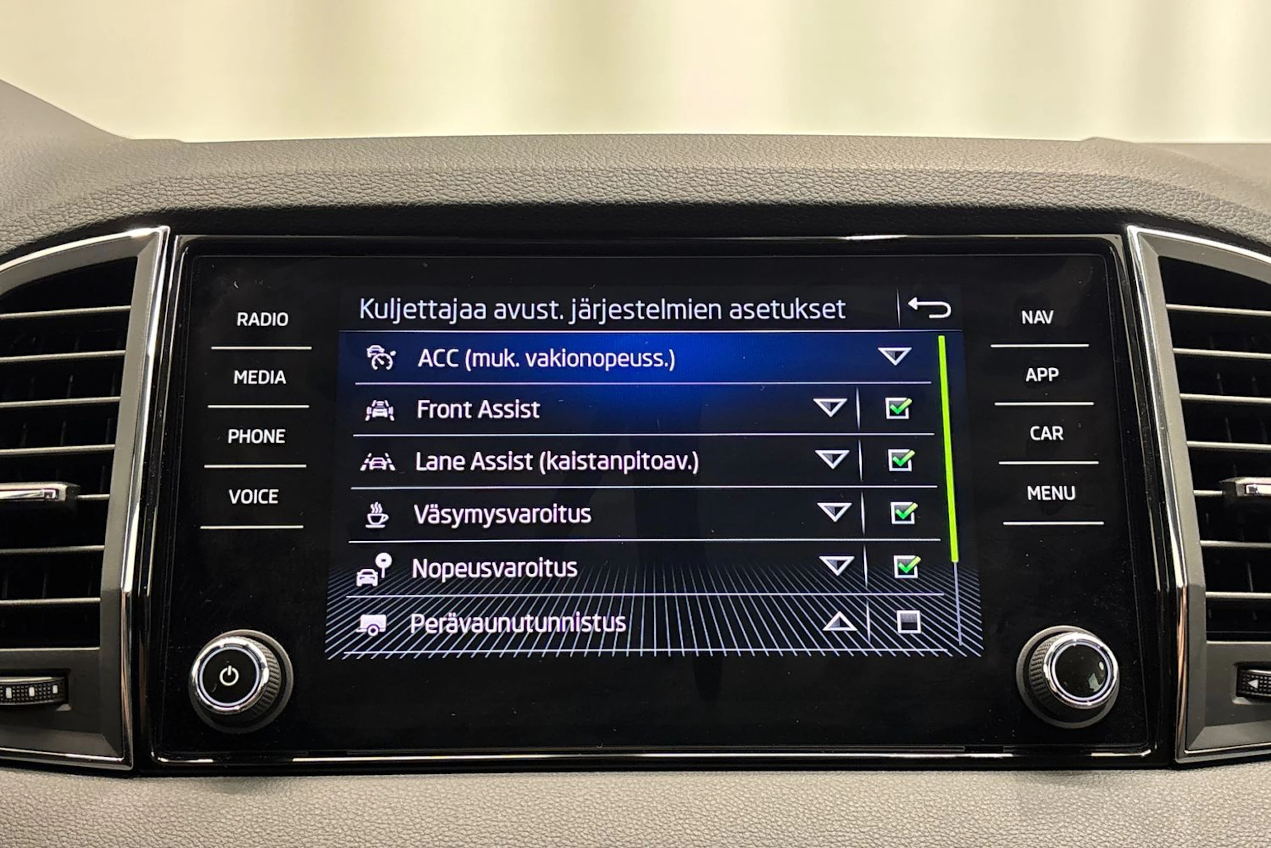 musta Skoda Karoq 2025 kuva 20.