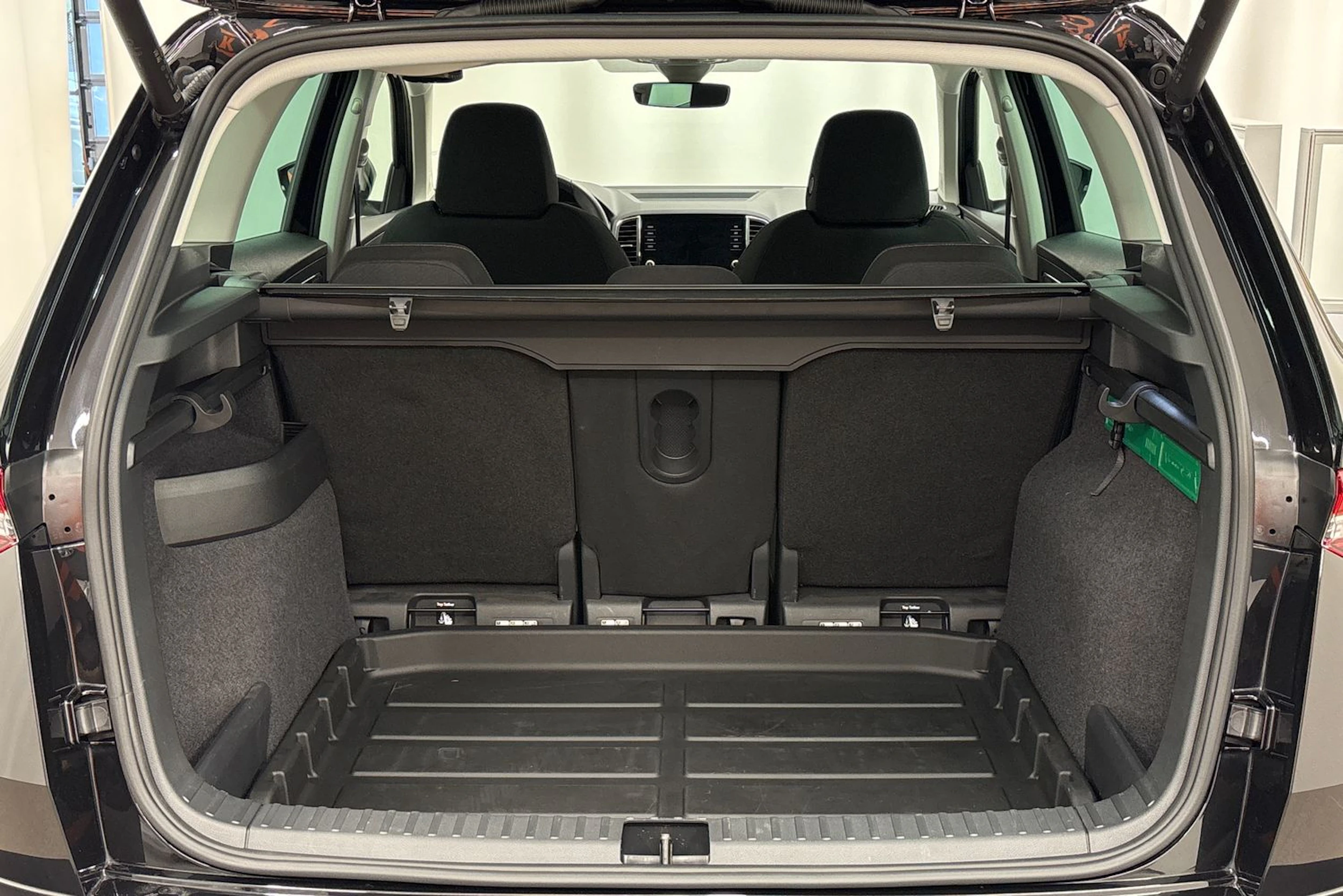 musta Skoda Karoq 2025 kuva 23.
