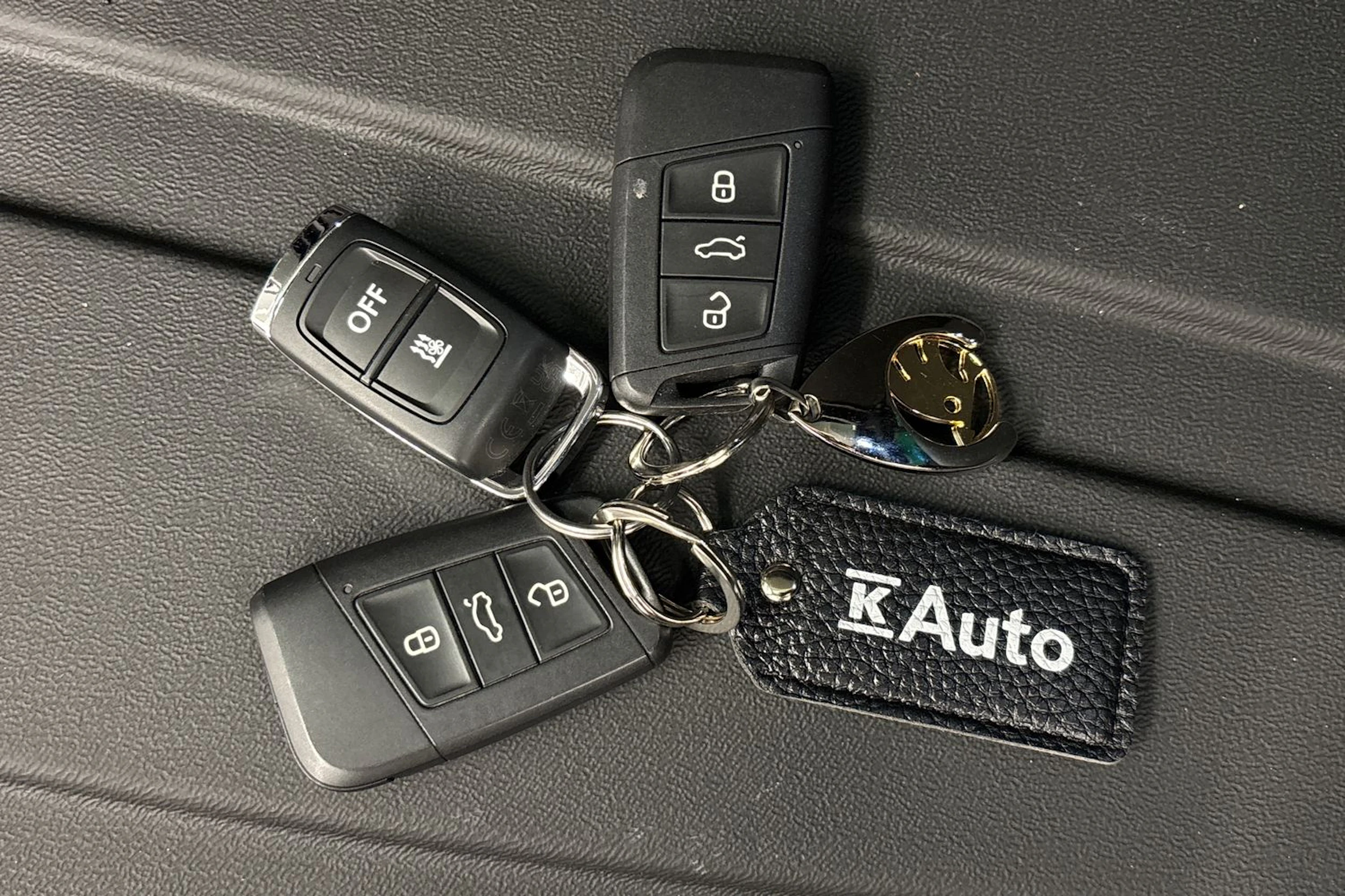 musta Skoda Karoq 2025 kuva 26.