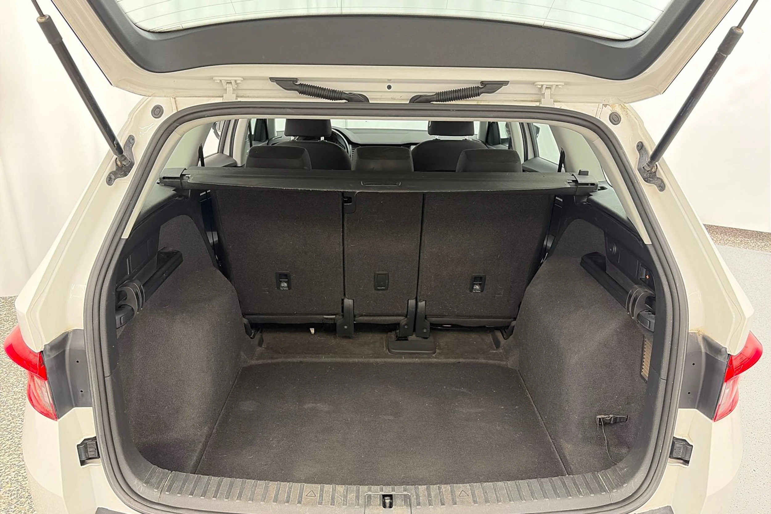 Valkoinen Skoda KODIAQ 2018 kuva 11.