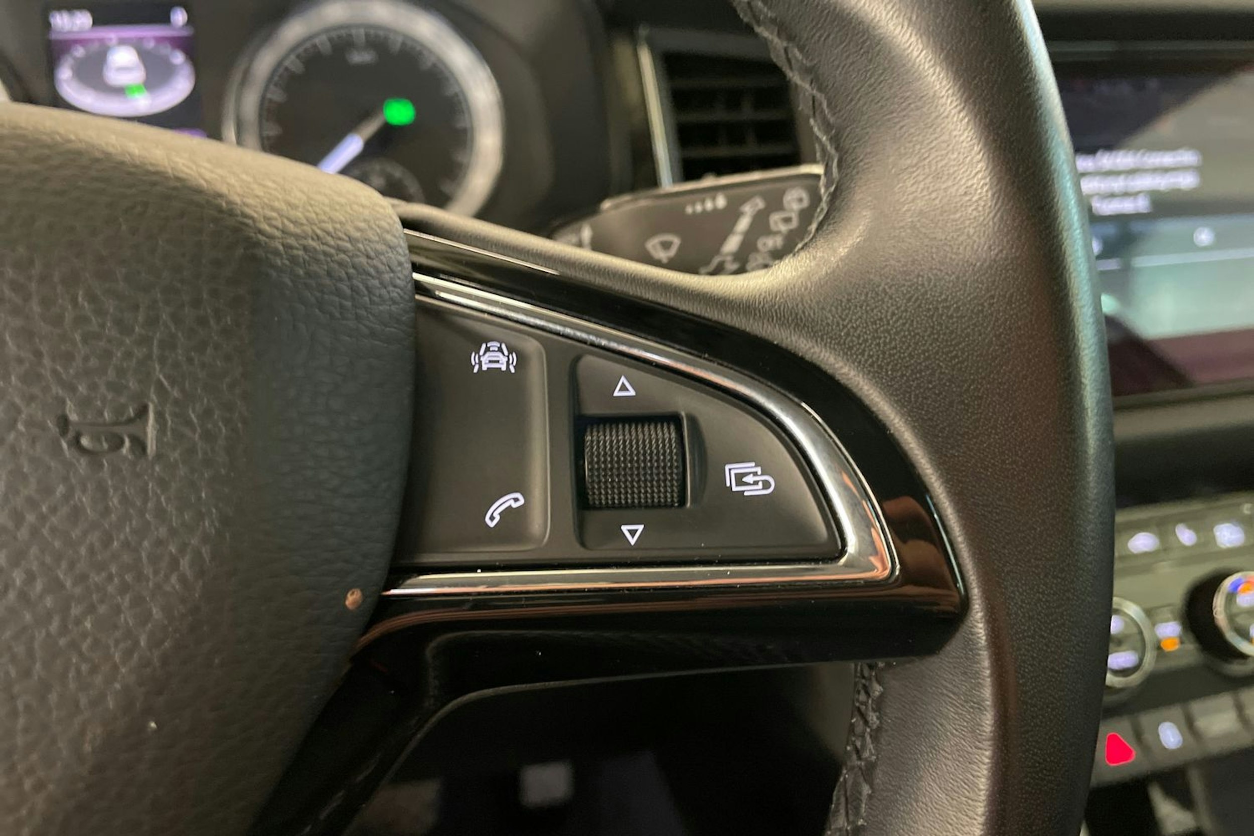 Valkoinen Skoda KODIAQ 2018 kuva 12.