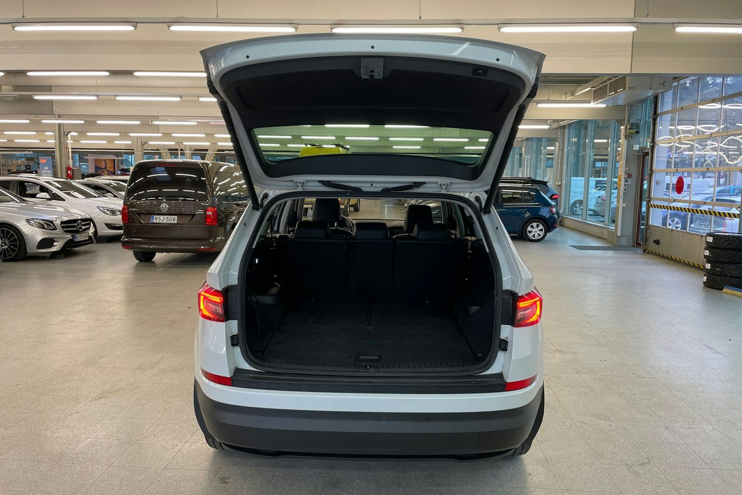 Valkoinen Skoda KODIAQ 2018 kuva 21.