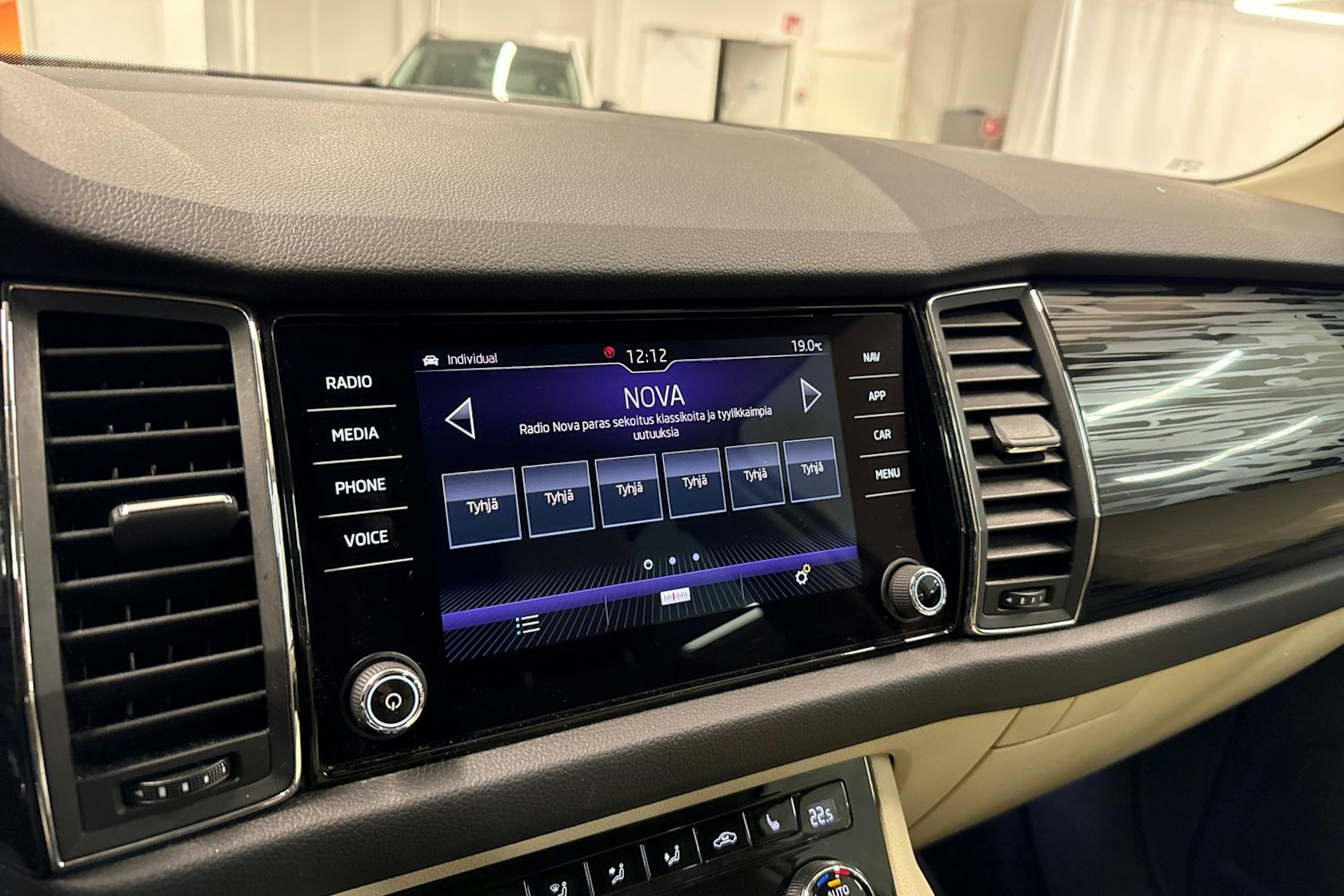 harmaa Skoda Kodiaq 2018 kuva 19.