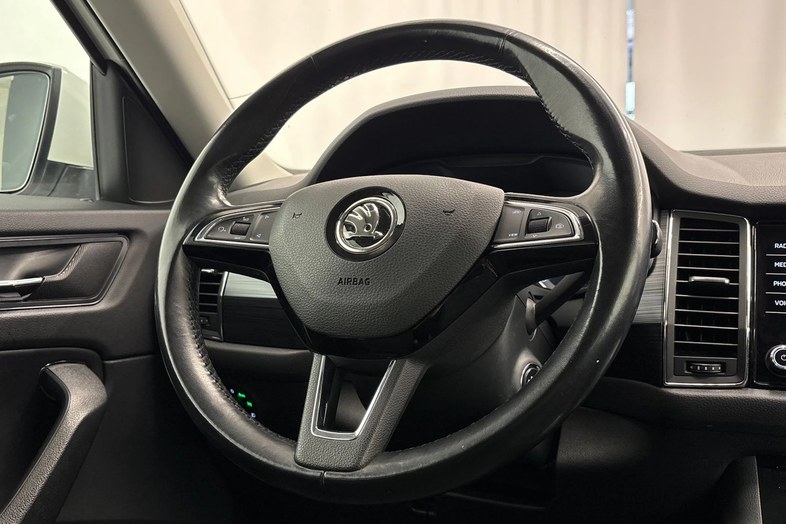 valkoinen Skoda Kodiaq 2019 kuva 12.