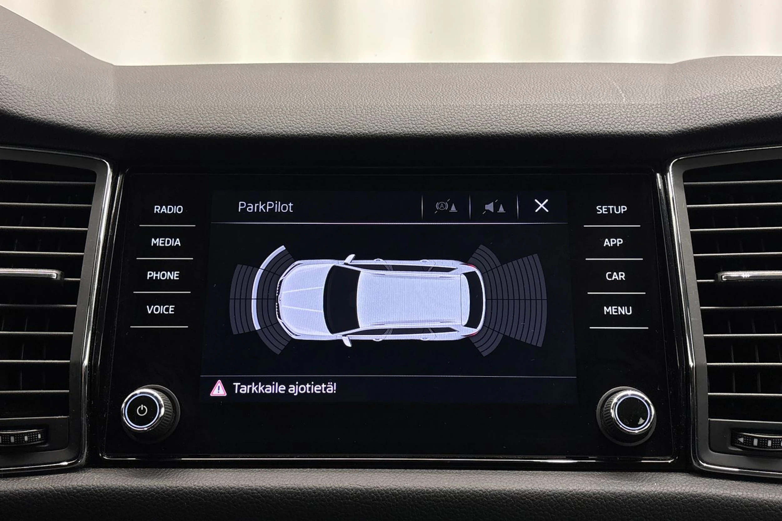 valkoinen Skoda Kodiaq 2019 kuva 17.