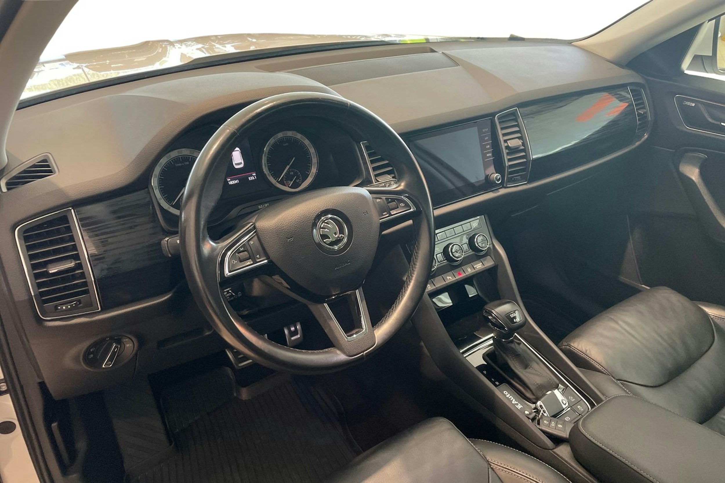 Valkoinen Skoda KODIAQ 2019 kuva 7.