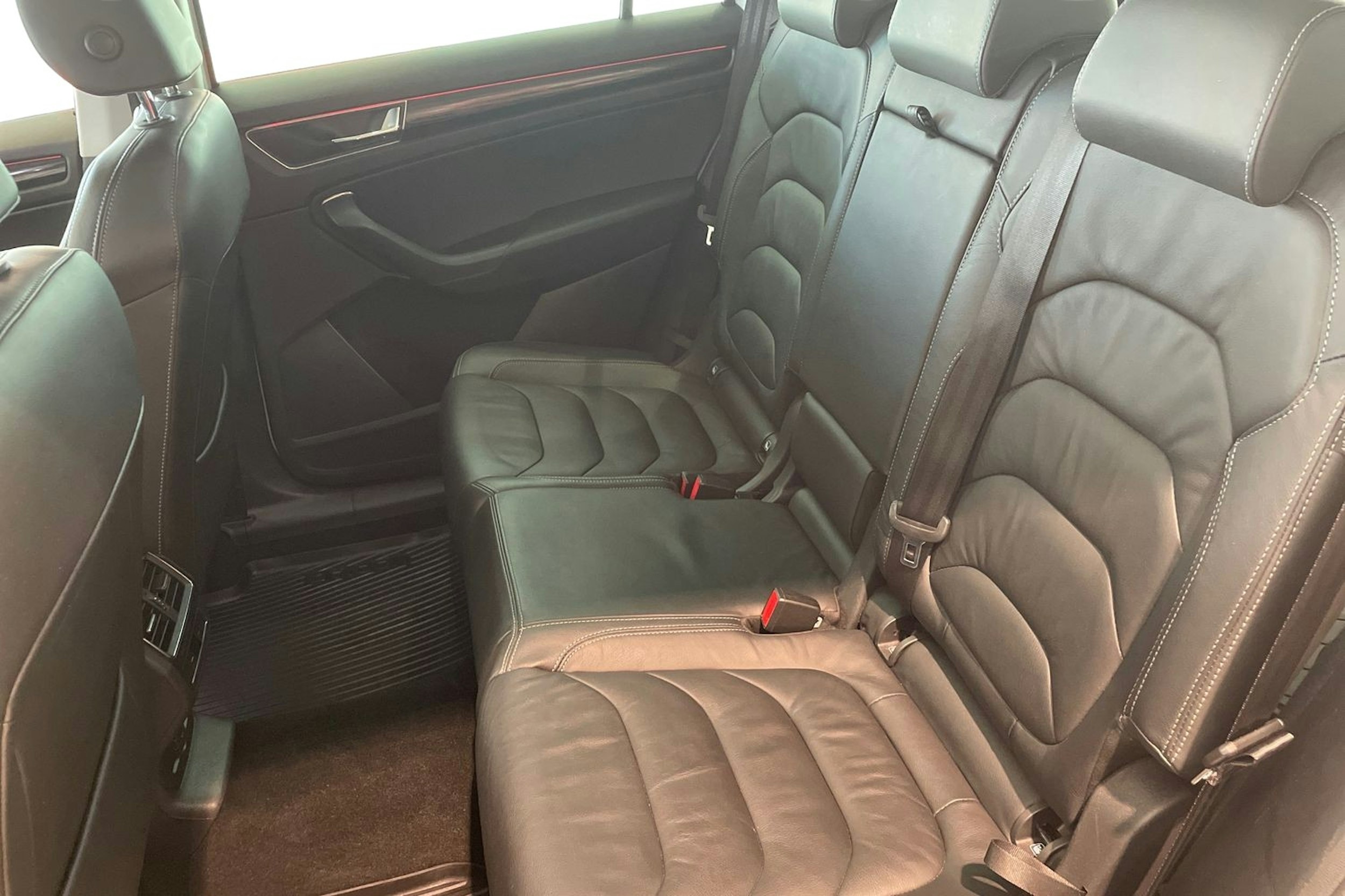 Valkoinen Skoda KODIAQ 2019 kuva 10.