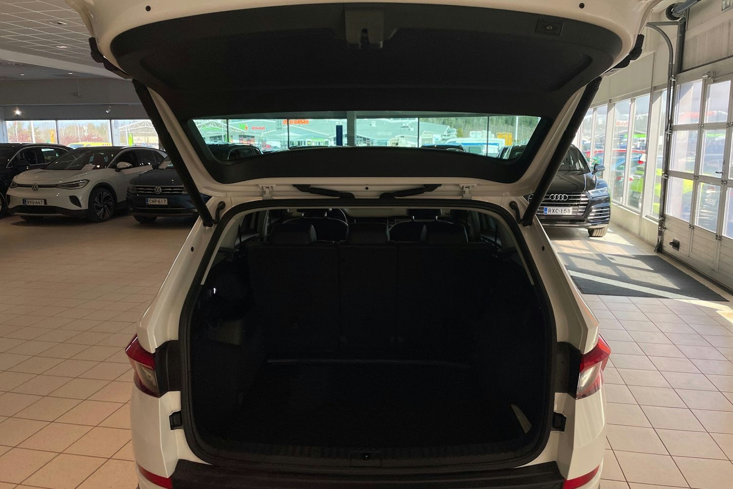 Valkoinen Skoda KODIAQ 2019 kuva 14.