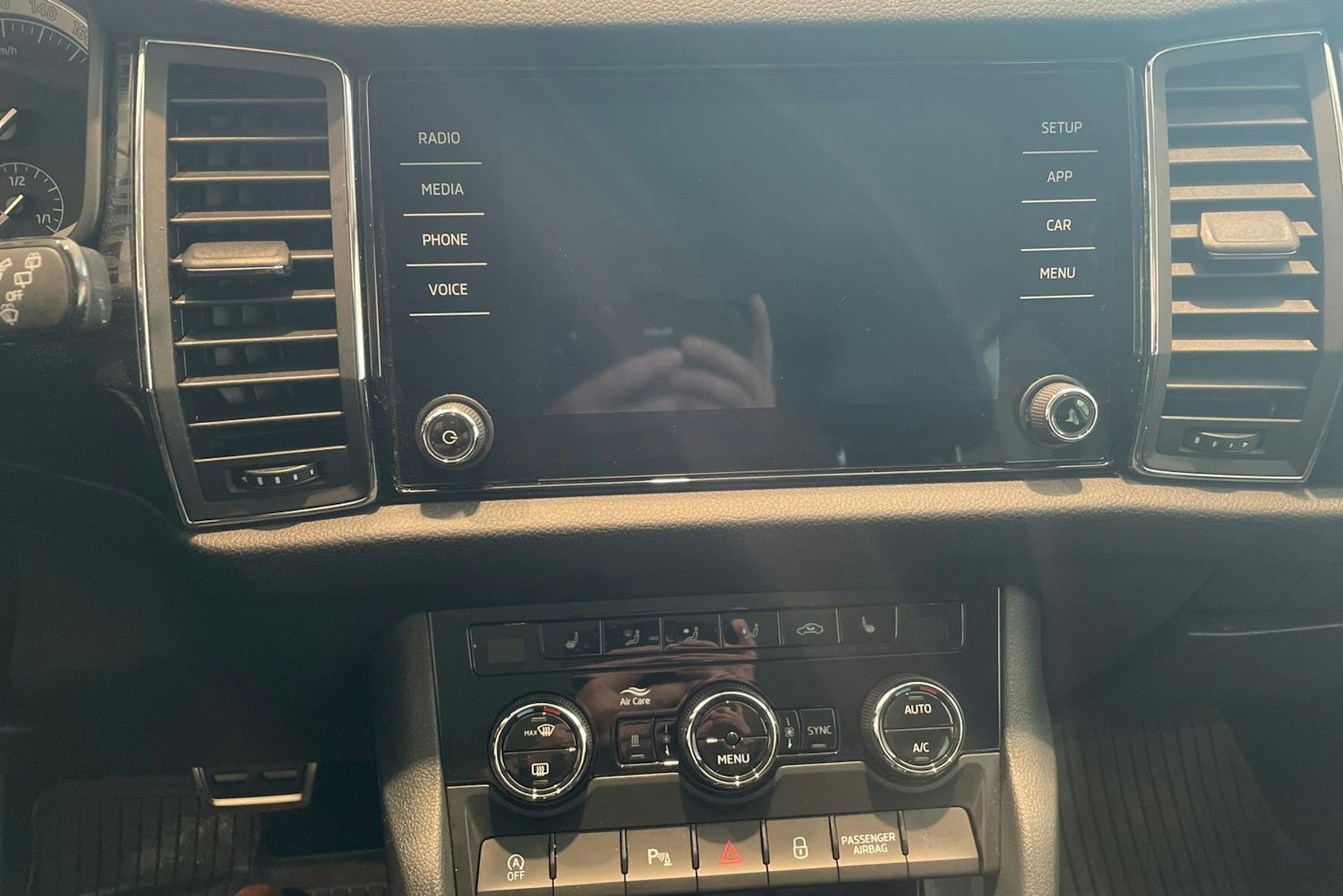Valkoinen Skoda KODIAQ 2019 kuva 18.