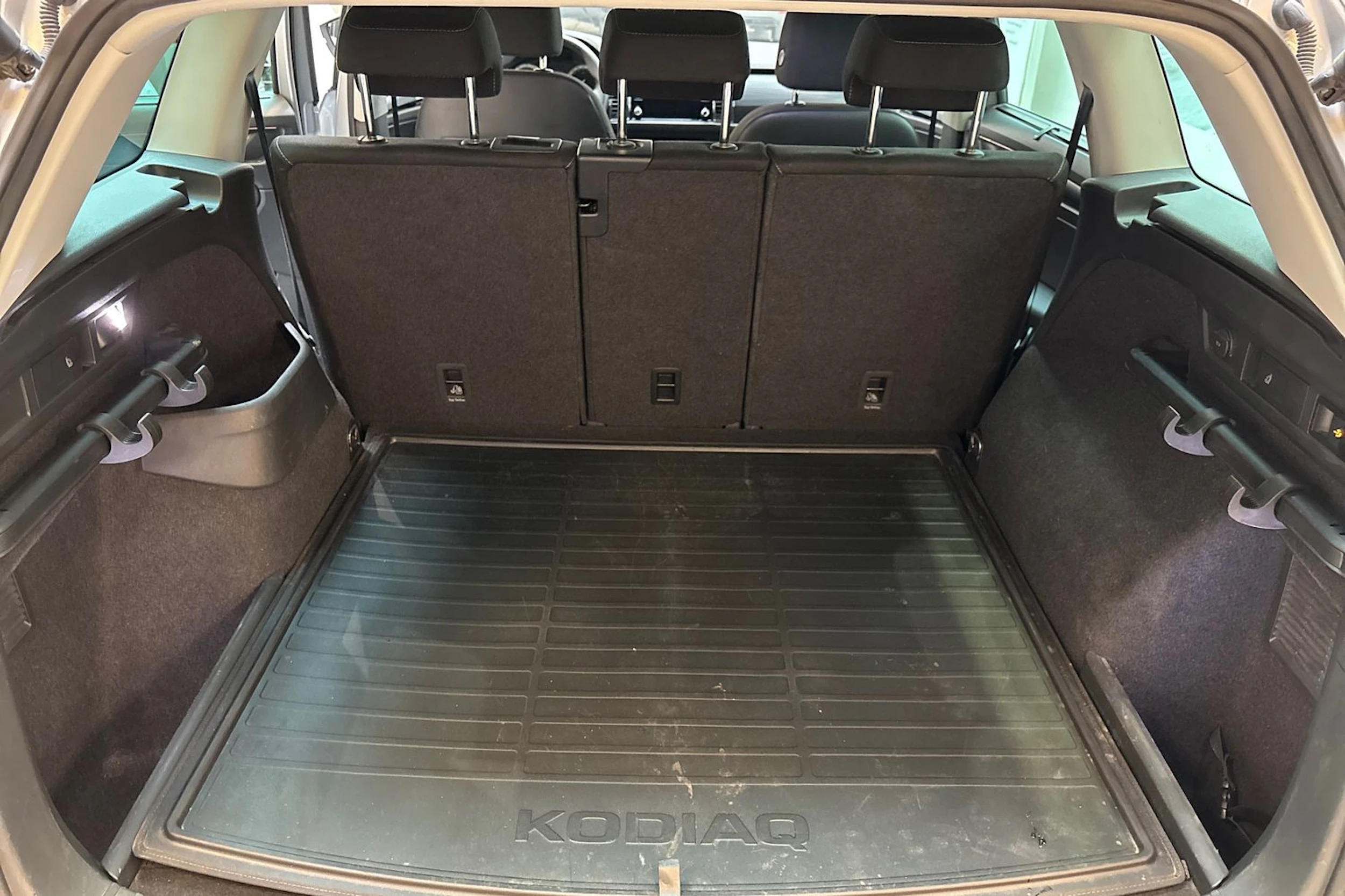 harmaa Skoda Kodiaq 2019 kuva 16.
