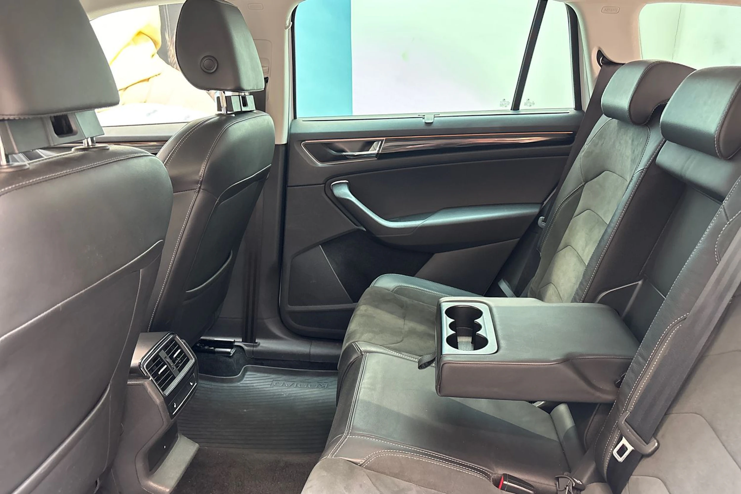 valkoinen Skoda Kodiaq 2019 kuva 15.