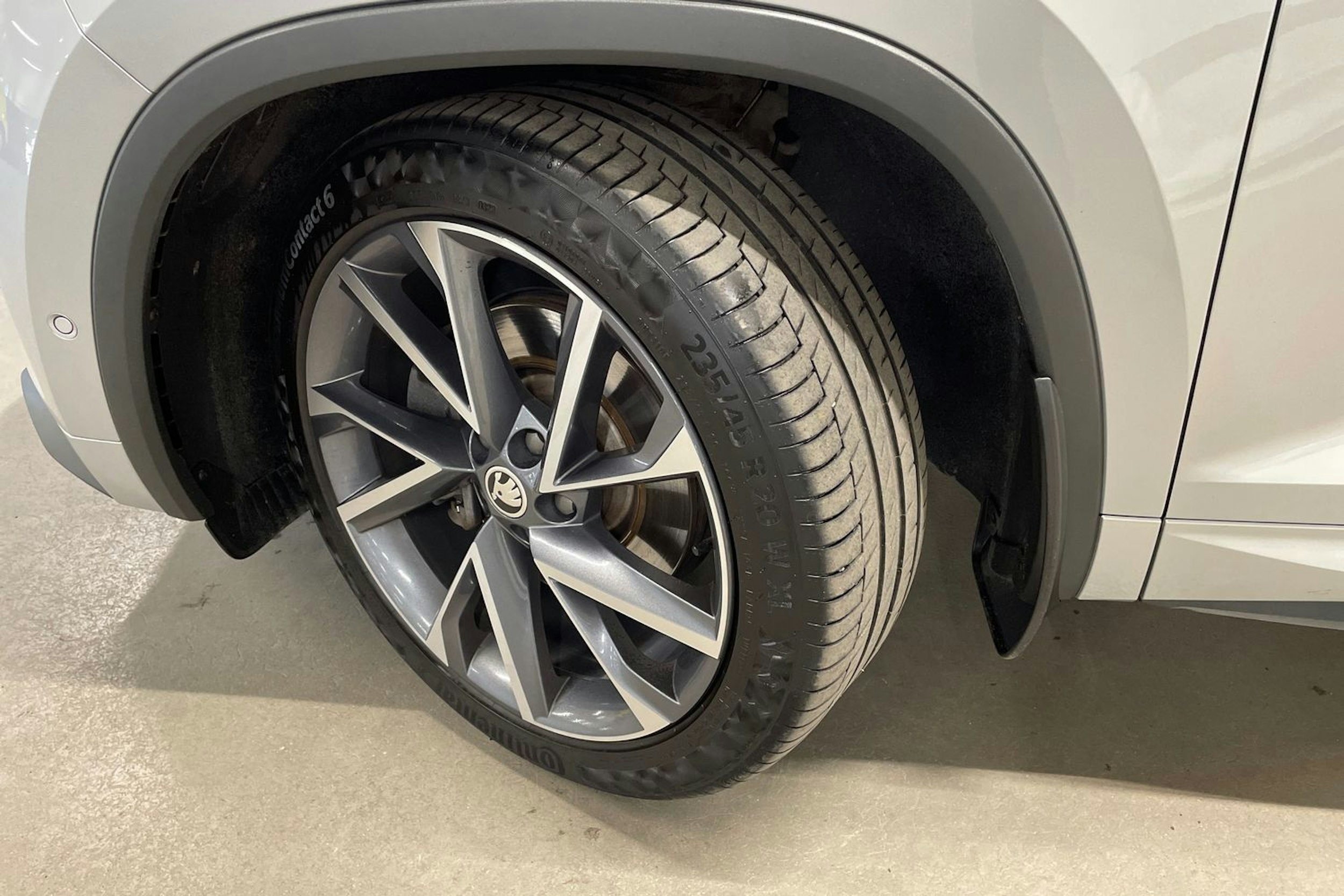 harmaa Skoda Kodiaq 2020 kuva 10.