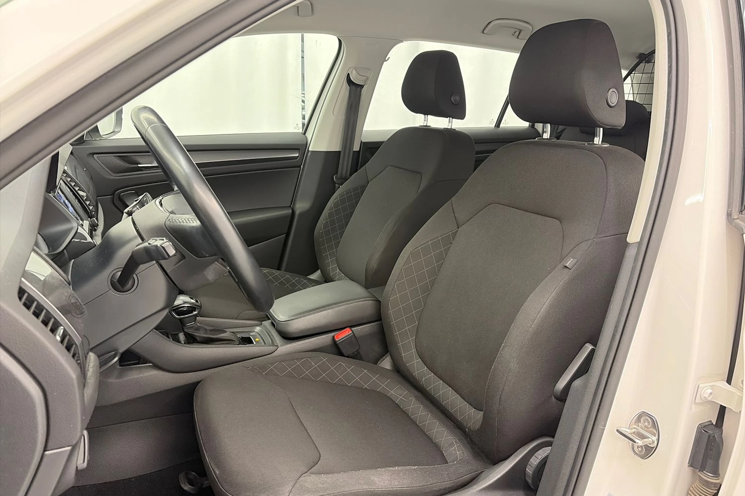 valkoinen Skoda Kodiaq 2021 kuva 12.