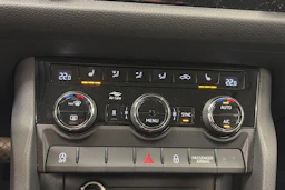 valkoinen Skoda Kodiaq 2021 kuva 21.