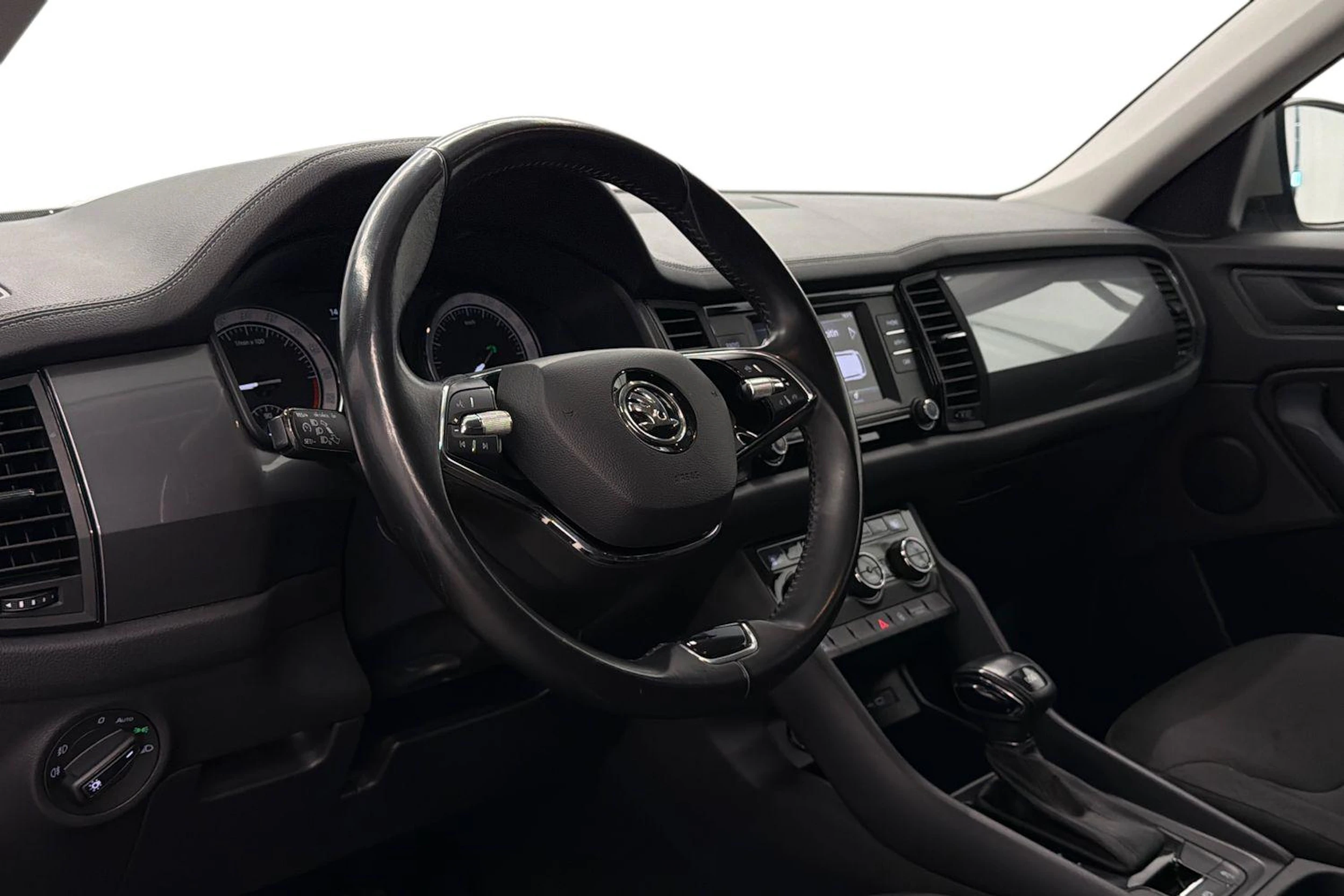 harmaa Skoda Kodiaq 2022 kuva 8.