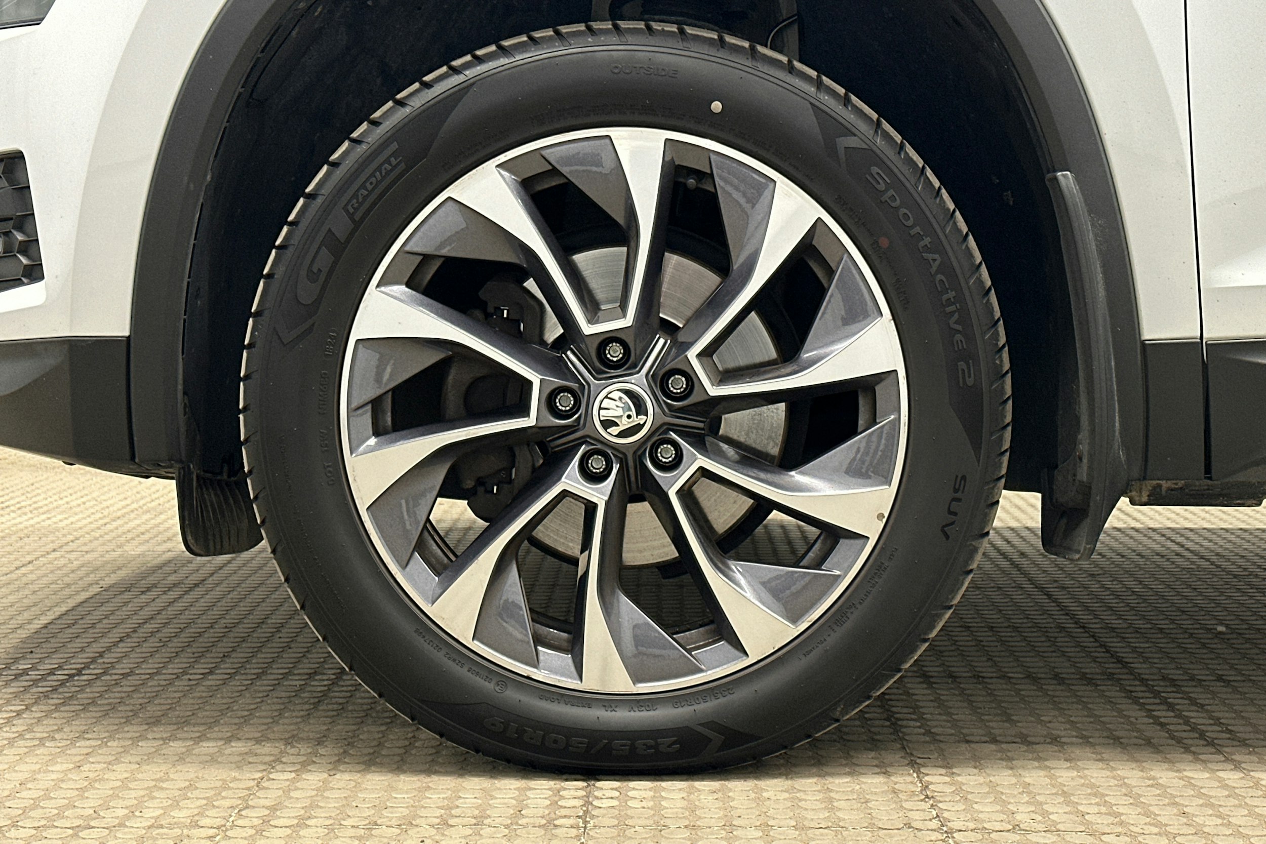 valkoinen Skoda Kodiaq 2021 kuva 11.